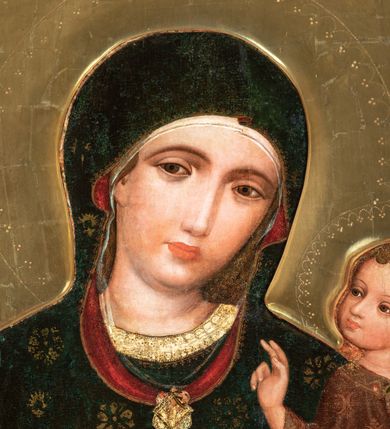 Zdjęcie nr 14: W polu o kształcie stojącego prostokąta, ukazana Matka Boska w półpostaci, w ujęciu frontalnym z Dzieciątkiem podtrzymywanym na lewym ramieniu. Głowa Marii lekko pochylona w stronę Jezusa. Twarz ukazana niemal frontalnie, wydłużona, zwężająca się ku dołowi, oczy duże o ciężkich powiekach, podkreślone ciemną kreską, prosty wąski nos i małe usta. Wzrok Marii skierowany bezpośrednio na widza. Prawa dłoń wąska, o bardzo wydłużonych palcach, ułożona poziomo, sztywno wyprostowana z odwiedzionym kciukiem, wskazuje na Dzieciątko, lewa dłoń przytrzymuje jego nogi. 
Maria jest ubrana w płaszcz okrywający głowę, układający się miękkimi fałdami i spięty pod szyją ozdobną broszą ze złocistym laserunkiem. Płaszcz, pierwotnie ciemnobłękitny, obecnie zzieleniały (rozłożony azuryt), ozdobiony niesymetrycznie rozmieszczonym, złoconym ornamentem patronowym (rozetki w dwóch rodzajach wzorów) i obszyty na brzegach wąskim złoconym paskiem, ponad którym widnieje koronka z ornamentu w kształcie trójliścia. Podszewka, widoczna w odwinięciach przy twarzy i w fałdach poniżej prawej dłoni, ciemnoczerwona. Spod płaszcza, na głowie wystaje rąbek białej, bardzo delikatnie malowanej, przezroczystej chusty. Ukazująca się spod płaszcza suknia Marii ciemnobłękitna, o półokrągłym wykroju przy szyi i wąskim rękawie. Lamówkę i mankiet rękawa tworzy szeroki pas złocistego obszycia ozdobionego koronką analogiczną do obszycia płaszcza.
Jezus jest ukazany w pozycji siedzącej, lekko pochylony ku Matce, z głową zwróconą w jej kierunku. Chrystus unosi prawą rękę w geście błogosławieństwa, w lewej trzyma wsparty o kolano ewangeliarz. Stopy Jezusa, zwłaszcza lewa, o nienaturalnie długich, wąskich palcach, zaś prawa odwrócona. Dzieciątko ubrane w tunikę w kolorze czerwieni złamanej brązem (przemytej), z rozmieszczonym nieregularnie złotym ornamentem patronowym i szerokim złoconym obszyciem, pośrodku którego biegnie zygzakowata linia, tworząca trójkąty z wpisaną formą trójliścia. Patron na tunice złożony z dwóch odwróconych do siebie półksiężyców z poziomo biegnącymi promieniami. Tunika ma jasnozieloną podszewkę, widoczną w odwinięciu nad prawą nóżką. Fałdy szaty układające się miękko, ledwo widoczne, z wyjątkiem charakterystycznej fałdy przy szyi Dzieciątka. 
Księga trzymana przez Jezusa, przedstawiona grzbietem na zewnątrz, z czerwoną oprawą z dwoma złotymi wąskimi okuciami i pięcioma zielonymi rautami, rozmieszczonymi w rogach i na środku okładki. Pomiędzy okładkami widoczne białe brzegi kart. 
Karnacje Marii i Jezusa malowane intensywnym różem, modelowanym bielą i szarością. Włosy okalające głowę Dzieciątka, ułożone ornamentalnie, brunatne z pasmami bladej żółcieni. Nimby Matki Boskiej i Dzieciątka, zaznaczone pucowanym ornamentem w kształcie trójliścia występującego na sukni i płaszczu Marii, zachodzące na siebie. Tło obrazu złocone, na desce lipowej przymocowanej do ramy, w której umieszczono obraz.