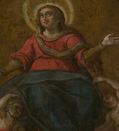 Zdjęcie nr 1: Obraz umieszczony w zwieńczeniu ołtarza głównego, w owalnej profilowanej, złoconej i malowanej ramie, ujętej ornamentem małżowinowym. W polu obrazu o kształcie owalu scena Wniebowzięcia Najświętszej Marii Panny. Dominantę kompozycji wpisanej w trójkąt stanowi ukazana frontalnie postać Marii unoszona ku niebu przez dwa nagie, antytetycznie przedstawione anioły. Pod stopami Marii i aniołów kłębią się ciemne obłoki, na ich tle, na osi kompozycji, widnieje przedstawienie cherubina. Głowa Marii nieznacznie uniesiona. Jej twarz jest okrągła, oczy duże, wzrok wzniesiony ku górze, wyraz twarzy pogodny, z delikatnym uśmiechem. Na głowie Maria ma chustę w kolorze jasnej ochry, spływającą wąską fałdą wokół szyi i przez pierś na lewe ramię, zaś wokół niej nimb składający się z promienistej glorii i złotego otoku. Ręce Marii są rozłożone, dłonie ukazane wewnętrzną stroną. Prawa ręka wyprostowana, skierowana w dół, lewa, zgięta w łokciu, skierowana ku górze. Spod sukni Marii wystaje prawa stopa z zaznaczonym konturem sandała. Madonna jest ubrana w wysoko przepasaną czerwoną suknię, z podwiniętymi szerokimi rękawami, spod których wystają wąskie długie rękawy spodniej szaty w kolorze jasnej ochry oraz ciemnoniebieski, szeroki płaszcz okrywający jej kolana. Fałdy płaszcza zaznaczone  łamiącymi się liniami.  
Obejmujące kolana Marii i zwrócone ku niej anioły są nagie, przepasane jedynie szarfami: anioł z ciemnoniebieskim skrzydłem, po prawej stronie Matki Boskiej – szarfą czerwoną, przełożoną przez lewe ramię do prawego boku i związaną wydatnym węzłem, anioł z ciemnozielonym skrzydłem, po lewej stronie Marii – szarfą w kolorze jasnej ochry, przewiązaną w pasie, w węzłem na plecach. 
Tło monochromatyczne, w odcieniach jasnego brązu i ochry. Kontury postaci podkreślone ciemnym brązem i czernią. Karnacje twarzy naturalne, modelowane światłocieniowo, policzki podkreślone różem. Włosy Marii i aniołów w kolorze jasnego brązu. Skrzydła aniołów i cherubina modelowane bielą. Kolorystyka obrazu stonowana, ciepła, nasycona. Dominantę kolorystyczną stanowi czerwień i ciemny błękit szat Najświętszej Marii Panny.