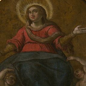 Zdjęcie nr 1: Obraz umieszczony w zwieńczeniu ołtarza głównego, w owalnej profilowanej, złoconej i malowanej ramie, ujętej ornamentem małżowinowym. W polu obrazu o kształcie owalu scena Wniebowzięcia Najświętszej Marii Panny. Dominantę kompozycji wpisanej w trójkąt stanowi ukazana frontalnie postać Marii unoszona ku niebu przez dwa nagie, antytetycznie przedstawione anioły. Pod stopami Marii i aniołów kłębią się ciemne obłoki, na ich tle, na osi kompozycji, widnieje przedstawienie cherubina. Głowa Marii nieznacznie uniesiona. Jej twarz jest okrągła, oczy duże, wzrok wzniesiony ku górze, wyraz twarzy pogodny, z delikatnym uśmiechem. Na głowie Maria ma chustę w kolorze jasnej ochry, spływającą wąską fałdą wokół szyi i przez pierś na lewe ramię, zaś wokół niej nimb składający się z promienistej glorii i złotego otoku. Ręce Marii są rozłożone, dłonie ukazane wewnętrzną stroną. Prawa ręka wyprostowana, skierowana w dół, lewa, zgięta w łokciu, skierowana ku górze. Spod sukni Marii wystaje prawa stopa z zaznaczonym konturem sandała. Madonna jest ubrana w wysoko przepasaną czerwoną suknię, z podwiniętymi szerokimi rękawami, spod których wystają wąskie długie rękawy spodniej szaty w kolorze jasnej ochry oraz ciemnoniebieski, szeroki płaszcz okrywający jej kolana. Fałdy płaszcza zaznaczone  łamiącymi się liniami.  
Obejmujące kolana Marii i zwrócone ku niej anioły są nagie, przepasane jedynie szarfami: anioł z ciemnoniebieskim skrzydłem, po prawej stronie Matki Boskiej – szarfą czerwoną, przełożoną przez lewe ramię do prawego boku i związaną wydatnym węzłem, anioł z ciemnozielonym skrzydłem, po lewej stronie Marii – szarfą w kolorze jasnej ochry, przewiązaną w pasie, w węzłem na plecach. 
Tło monochromatyczne, w odcieniach jasnego brązu i ochry. Kontury postaci podkreślone ciemnym brązem i czernią. Karnacje twarzy naturalne, modelowane światłocieniowo, policzki podkreślone różem. Włosy Marii i aniołów w kolorze jasnego brązu. Skrzydła aniołów i cherubina modelowane bielą. Kolorystyka obrazu stonowana, ciepła, nasycona. Dominantę kolorystyczną stanowi czerwień i ciemny błękit szat Najświętszej Marii Panny.