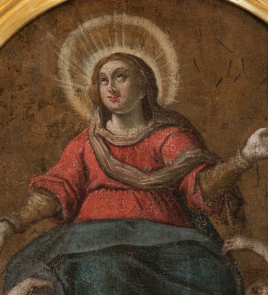 Zdjęcie nr 2: Obraz umieszczony w zwieńczeniu ołtarza głównego, w owalnej profilowanej, złoconej i malowanej ramie, ujętej ornamentem małżowinowym. W polu obrazu o kształcie owalu scena Wniebowzięcia Najświętszej Marii Panny. Dominantę kompozycji wpisanej w trójkąt stanowi ukazana frontalnie postać Marii unoszona ku niebu przez dwa nagie, antytetycznie przedstawione anioły. Pod stopami Marii i aniołów kłębią się ciemne obłoki, na ich tle, na osi kompozycji, widnieje przedstawienie cherubina. Głowa Marii nieznacznie uniesiona. Jej twarz jest okrągła, oczy duże, wzrok wzniesiony ku górze, wyraz twarzy pogodny, z delikatnym uśmiechem. Na głowie Maria ma chustę w kolorze jasnej ochry, spływającą wąską fałdą wokół szyi i przez pierś na lewe ramię, zaś wokół niej nimb składający się z promienistej glorii i złotego otoku. Ręce Marii są rozłożone, dłonie ukazane wewnętrzną stroną. Prawa ręka wyprostowana, skierowana w dół, lewa, zgięta w łokciu, skierowana ku górze. Spod sukni Marii wystaje prawa stopa z zaznaczonym konturem sandała. Madonna jest ubrana w wysoko przepasaną czerwoną suknię, z podwiniętymi szerokimi rękawami, spod których wystają wąskie długie rękawy spodniej szaty w kolorze jasnej ochry oraz ciemnoniebieski, szeroki płaszcz okrywający jej kolana. Fałdy płaszcza zaznaczone  łamiącymi się liniami.  
Obejmujące kolana Marii i zwrócone ku niej anioły są nagie, przepasane jedynie szarfami: anioł z ciemnoniebieskim skrzydłem, po prawej stronie Matki Boskiej – szarfą czerwoną, przełożoną przez lewe ramię do prawego boku i związaną wydatnym węzłem, anioł z ciemnozielonym skrzydłem, po lewej stronie Marii – szarfą w kolorze jasnej ochry, przewiązaną w pasie, w węzłem na plecach. 
Tło monochromatyczne, w odcieniach jasnego brązu i ochry. Kontury postaci podkreślone ciemnym brązem i czernią. Karnacje twarzy naturalne, modelowane światłocieniowo, policzki podkreślone różem. Włosy Marii i aniołów w kolorze jasnego brązu. Skrzydła aniołów i cherubina modelowane bielą. Kolorystyka obrazu stonowana, ciepła, nasycona. Dominantę kolorystyczną stanowi czerwień i ciemny błękit szat Najświętszej Marii Panny.