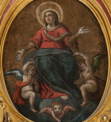 Zdjęcie nr 3: Obraz umieszczony w zwieńczeniu ołtarza głównego, w owalnej profilowanej, złoconej i malowanej ramie, ujętej ornamentem małżowinowym. W polu obrazu o kształcie owalu scena Wniebowzięcia Najświętszej Marii Panny. Dominantę kompozycji wpisanej w trójkąt stanowi ukazana frontalnie postać Marii unoszona ku niebu przez dwa nagie, antytetycznie przedstawione anioły. Pod stopami Marii i aniołów kłębią się ciemne obłoki, na ich tle, na osi kompozycji, widnieje przedstawienie cherubina. Głowa Marii nieznacznie uniesiona. Jej twarz jest okrągła, oczy duże, wzrok wzniesiony ku górze, wyraz twarzy pogodny, z delikatnym uśmiechem. Na głowie Maria ma chustę w kolorze jasnej ochry, spływającą wąską fałdą wokół szyi i przez pierś na lewe ramię, zaś wokół niej nimb składający się z promienistej glorii i złotego otoku. Ręce Marii są rozłożone, dłonie ukazane wewnętrzną stroną. Prawa ręka wyprostowana, skierowana w dół, lewa, zgięta w łokciu, skierowana ku górze. Spod sukni Marii wystaje prawa stopa z zaznaczonym konturem sandała. Madonna jest ubrana w wysoko przepasaną czerwoną suknię, z podwiniętymi szerokimi rękawami, spod których wystają wąskie długie rękawy spodniej szaty w kolorze jasnej ochry oraz ciemnoniebieski, szeroki płaszcz okrywający jej kolana. Fałdy płaszcza zaznaczone  łamiącymi się liniami.  
Obejmujące kolana Marii i zwrócone ku niej anioły są nagie, przepasane jedynie szarfami: anioł z ciemnoniebieskim skrzydłem, po prawej stronie Matki Boskiej – szarfą czerwoną, przełożoną przez lewe ramię do prawego boku i związaną wydatnym węzłem, anioł z ciemnozielonym skrzydłem, po lewej stronie Marii – szarfą w kolorze jasnej ochry, przewiązaną w pasie, w węzłem na plecach. 
Tło monochromatyczne, w odcieniach jasnego brązu i ochry. Kontury postaci podkreślone ciemnym brązem i czernią. Karnacje twarzy naturalne, modelowane światłocieniowo, policzki podkreślone różem. Włosy Marii i aniołów w kolorze jasnego brązu. Skrzydła aniołów i cherubina modelowane bielą. Kolorystyka obrazu stonowana, ciepła, nasycona. Dominantę kolorystyczną stanowi czerwień i ciemny błękit szat Najświętszej Marii Panny.