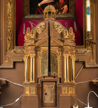 Zdjęcie nr 3: Tabernakulum w formie centralnego kościoła z kopułą. Całość na wysokim profilowanym cokole, flankującym właściwe Sakramentarium, z drzwiczkami w kształcie stojącego prostokąta, ozdobionymi płyciną z uszakami w górnych narożnikach, ujętymi od góry nadwieszonym prostokątnym profilowanym obramieniem. Na cokole cztery pary kolumn korynckich ustawionych uskokowo, flankujących centralną arkadę zakończoną łukiem półkolistym. Kolumny dźwigają belkowanie z wydatnym przełamującym się gzymsem, zwieńczone trójkątnym profilowanym przyczółkiem. Ponad kolumnami, ustawione na profilowanych impostach dekoracyjne szyszki. Kopuła z pionowymi podziałami, ozdobionymi ornamentem małżowinowym, zwieńczona latarnią z przeźroczami w postaci półkolistych arkad i kopułką. Całość zwieńczona krzyżem o ramionach zakończonych trójliściem. 
Górna część tabernakulum wraz z kopułą otwierana drzwiczkami dwuskrzydłowymi, łamanymi, dwuelementowymi. Wewnątrz na ścianach podziały architektoniczne zaznaczone korynckimi pilastrami wspierającymi belkowanie, ustawionymi na wysokich cokołach. W części środkowej pilastry dźwigają belkowanie z przełamującym się gzymsem i zwieńczeniem trójkątnym przerwanym, ozdobionym motywem złożonym z ornamentu małżowinowego. W polu tympanonu i belkowania rozeta inkrustowana bursztynem, ujęta ramą w kształcie sześcioboku. Na ścianach wewnętrznych obrazki relikwiarzowe, w profilowanych ramach, oszklone. W środkowym przedstawienie św. Katarzyny Sieneńskiej z aniołami, nad nim owalne pole wpisane w oktagon z owalną kasztą obwiedzione kwiatami i glorią promienistą, w kwiatach wydrukowane słowa: "AGNUS OMBRA DE [...]". Na dwóch lewych ściankach tkany wizerunek Matki Boskiej Krakowskiej z podpisem: " IMAGO M. MIRACVLOSA B(EATAE) V(IRGINIS) M(ARIAE) / IN ECCLESIA CARMELITA/NVM CRACOVIE IN ARENIS" oraz relikwie w owalnej kaszcie obwiedzionej abstrakcyjnym, symetrycznym wzorem wykonanym z metalowych blaszek. Na ściankach z prawej strony owalne przedstawienie św. Katarzyny Aleksandryjskiej otoczone stylizowanymi wiciami z blaszek i relikwiami wielu świętych opisanych na banderolach oraz przedstawienie Ecce Homo z podpisem "ECCE HOMO" i monogramem imienia Jezus (u góry) i maryjsnym (u dołu). Podniebie kopuły wypełnione perspektywicznymi kasetonami ozdobionymi ornamentem małżowinowym. Struktura tabernakulum w kolorze ciemnobrązowym, pola arkady, płyciny i pola wewnętrzne jasnobeżowe, pola kasetonów niebieskie, kolumny, pilastry, profilowania i ornamenty złocone.
