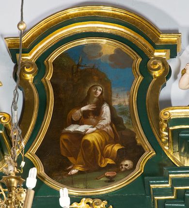 Zdjęcie nr 51: Ołtarz przyścienny, architektoniczny, jednokondygnacyjny, jednoosiowy ze zwieńczeniem. Umieszczony na dwustopniowym, kamiennym podwyższeniu. Mensa prostopadłościenna, z portatylem i współczesnym antepedium ozdobionym postacią św. Weroniki trzymającej chustę z odbiciem twarzy Chrystusa (veraikon) i rzeźbionym ornamentem ze srebrzonych liści i złoconych kiści winogron; tło w kolorze struktury ołtarza. Retabulum na wysokim profilowanym, dwustopniowym cokole, flankowane zwielokrotnionymi pilastrami z jońskimi kapitelami. Pilastry dźwigają przerwane belkowanie z wydatnym profilowanym gzymsem z przerwanym przyczółkiem. Zwieńczenie o wklęsłych bokach ujęte spływami wolutowymi dźwigającymi gzyms w formie nadwieszonego łuku odcinkowego. Na tle pilastrów ustawione na profilowanych impostach rzeźby: po prawej stronie św. Wojciecha, po lewej św. Stanisława. Na przyczółkach znajdują się siedzące putta. Pole środkowe o kształcie prostokąta stojącego od góry zamkniętego łukiem półkolistym nadwieszonym, w kluczu ornament z motywu rocaille. Wewnątrz pola ujęty profilowaną, złoconą ramą obraz z przedstawieniem św. Mikołaja z Miry. W zwieńczeniu obraz w ramie z wklęsłymi bokami i wypukłymi dolną i górną krawędzią przedstawiający św. Marię Magdalenę. Nastawę ujmują ornamentalne uszy, utworzone z motywów rocaille&#039;owych i liściasto-kwiatowych zwisów. Na kapitele są nałożone rocaille&#039;owe kartusze, a pod nimi podwieszone zwisające ulistnione i ukwiecone gałązki wzbogacone motywami rocaille&#039;ów. Struktura ołtarza polichromowana w kolorze ciemnozielonym. Bazy pilastrów, kapitele, uszy, ornamenty, profilowania, obramienia płycin i ramy obrazów złocone. Rzeźby świętych złocone, srebrzone i polichromowane. Rzeźby aniołków złocone i polichromowane.

