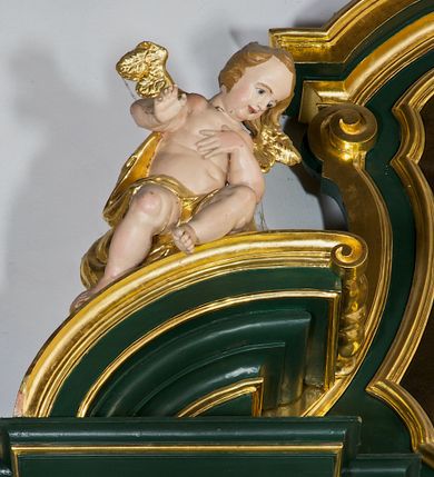 Zdjęcie nr 2: Ołtarz przyścienny, architektoniczny, jednokondygnacyjny, jednoosiowy ze zwieńczeniem. Umieszczony na dwustopniowym, kamiennym podwyższeniu. Mensa prostopadłościenna, z portatylem i współczesnym antepedium ozdobionym postacią św. Weroniki trzymającej chustę z odbiciem twarzy Chrystusa (veraikon) i rzeźbionym ornamentem ze srebrzonych liści i złoconych kiści winogron; tło w kolorze struktury ołtarza. Retabulum na wysokim profilowanym, dwustopniowym cokole, flankowane zwielokrotnionymi pilastrami z jońskimi kapitelami. Pilastry dźwigają przerwane belkowanie z wydatnym profilowanym gzymsem z przerwanym przyczółkiem. Zwieńczenie o wklęsłych bokach ujęte spływami wolutowymi dźwigającymi gzyms w formie nadwieszonego łuku odcinkowego. Na tle pilastrów ustawione na profilowanych impostach rzeźby: po prawej stronie św. Wojciecha, po lewej św. Stanisława. Na przyczółkach znajdują się siedzące putta. Pole środkowe o kształcie prostokąta stojącego od góry zamkniętego łukiem półkolistym nadwieszonym, w kluczu ornament z motywu rocaille. Wewnątrz pola ujęty profilowaną, złoconą ramą obraz z przedstawieniem św. Mikołaja z Miry. W zwieńczeniu obraz w ramie z wklęsłymi bokami i wypukłymi dolną i górną krawędzią przedstawiający św. Marię Magdalenę. Nastawę ujmują ornamentalne uszy, utworzone z motywów rocaille'owych i liściasto-kwiatowych zwisów. Na kapitele są nałożone rocaille'owe kartusze, a pod nimi podwieszone zwisające ulistnione i ukwiecone gałązki wzbogacone motywami rocaille'ów. Struktura ołtarza polichromowana w kolorze ciemnozielonym. Bazy pilastrów, kapitele, uszy, ornamenty, profilowania, obramienia płycin i ramy obrazów złocone. Rzeźby świętych złocone, srebrzone i polichromowane. Rzeźby aniołków złocone i polichromowane.

