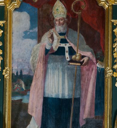 Zdjęcie nr 42: Ołtarz przyścienny, architektoniczny, jednokondygnacyjny, jednoosiowy ze zwieńczeniem. Umieszczony na dwustopniowym, kamiennym podwyższeniu. Mensa prostopadłościenna, z portatylem i współczesnym antepedium ozdobionym postacią św. Weroniki trzymającej chustę z odbiciem twarzy Chrystusa (veraikon) i rzeźbionym ornamentem ze srebrzonych liści i złoconych kiści winogron; tło w kolorze struktury ołtarza. Retabulum na wysokim profilowanym, dwustopniowym cokole, flankowane zwielokrotnionymi pilastrami z jońskimi kapitelami. Pilastry dźwigają przerwane belkowanie z wydatnym profilowanym gzymsem z przerwanym przyczółkiem. Zwieńczenie o wklęsłych bokach ujęte spływami wolutowymi dźwigającymi gzyms w formie nadwieszonego łuku odcinkowego. Na tle pilastrów ustawione na profilowanych impostach rzeźby: po prawej stronie św. Wojciecha, po lewej św. Stanisława. Na przyczółkach znajdują się siedzące putta. Pole środkowe o kształcie prostokąta stojącego od góry zamkniętego łukiem półkolistym nadwieszonym, w kluczu ornament z motywu rocaille. Wewnątrz pola ujęty profilowaną, złoconą ramą obraz z przedstawieniem św. Mikołaja z Miry. W zwieńczeniu obraz w ramie z wklęsłymi bokami i wypukłymi dolną i górną krawędzią przedstawiający św. Marię Magdalenę. Nastawę ujmują ornamentalne uszy, utworzone z motywów rocaille'owych i liściasto-kwiatowych zwisów. Na kapitele są nałożone rocaille'owe kartusze, a pod nimi podwieszone zwisające ulistnione i ukwiecone gałązki wzbogacone motywami rocaille'ów. Struktura ołtarza polichromowana w kolorze ciemnozielonym. Bazy pilastrów, kapitele, uszy, ornamenty, profilowania, obramienia płycin i ramy obrazów złocone. Rzeźby świętych złocone, srebrzone i polichromowane. Rzeźby aniołków złocone i polichromowane.

