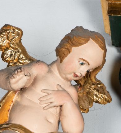 Zdjęcie nr 3: Ołtarz przyścienny, architektoniczny, jednokondygnacyjny, jednoosiowy ze zwieńczeniem. Umieszczony na dwustopniowym, kamiennym podwyższeniu. Mensa prostopadłościenna, z portatylem i współczesnym antepedium ozdobionym postacią św. Weroniki trzymającej chustę z odbiciem twarzy Chrystusa (veraikon) i rzeźbionym ornamentem ze srebrzonych liści i złoconych kiści winogron; tło w kolorze struktury ołtarza. Retabulum na wysokim profilowanym, dwustopniowym cokole, flankowane zwielokrotnionymi pilastrami z jońskimi kapitelami. Pilastry dźwigają przerwane belkowanie z wydatnym profilowanym gzymsem z przerwanym przyczółkiem. Zwieńczenie o wklęsłych bokach ujęte spływami wolutowymi dźwigającymi gzyms w formie nadwieszonego łuku odcinkowego. Na tle pilastrów ustawione na profilowanych impostach rzeźby: po prawej stronie św. Wojciecha, po lewej św. Stanisława. Na przyczółkach znajdują się siedzące putta. Pole środkowe o kształcie prostokąta stojącego od góry zamkniętego łukiem półkolistym nadwieszonym, w kluczu ornament z motywu rocaille. Wewnątrz pola ujęty profilowaną, złoconą ramą obraz z przedstawieniem św. Mikołaja z Miry. W zwieńczeniu obraz w ramie z wklęsłymi bokami i wypukłymi dolną i górną krawędzią przedstawiający św. Marię Magdalenę. Nastawę ujmują ornamentalne uszy, utworzone z motywów rocaille'owych i liściasto-kwiatowych zwisów. Na kapitele są nałożone rocaille'owe kartusze, a pod nimi podwieszone zwisające ulistnione i ukwiecone gałązki wzbogacone motywami rocaille'ów. Struktura ołtarza polichromowana w kolorze ciemnozielonym. Bazy pilastrów, kapitele, uszy, ornamenty, profilowania, obramienia płycin i ramy obrazów złocone. Rzeźby świętych złocone, srebrzone i polichromowane. Rzeźby aniołków złocone i polichromowane.

