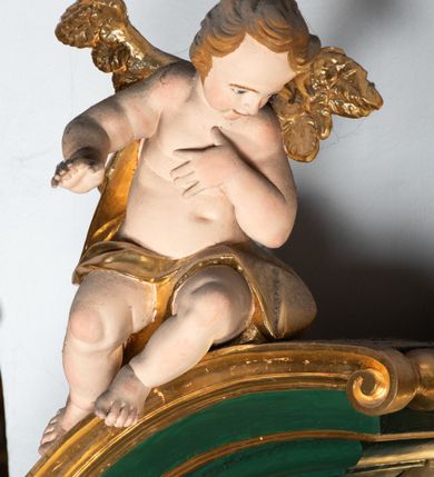 Zdjęcie nr 6: Ołtarz przyścienny, architektoniczny, jednokondygnacyjny, jednoosiowy ze zwieńczeniem. Umieszczony na dwustopniowym, kamiennym podwyższeniu. Mensa prostopadłościenna, z portatylem i współczesnym antepedium ozdobionym postacią św. Weroniki trzymającej chustę z odbiciem twarzy Chrystusa (veraikon) i rzeźbionym ornamentem ze srebrzonych liści i złoconych kiści winogron; tło w kolorze struktury ołtarza. Retabulum na wysokim profilowanym, dwustopniowym cokole, flankowane zwielokrotnionymi pilastrami z jońskimi kapitelami. Pilastry dźwigają przerwane belkowanie z wydatnym profilowanym gzymsem z przerwanym przyczółkiem. Zwieńczenie o wklęsłych bokach ujęte spływami wolutowymi dźwigającymi gzyms w formie nadwieszonego łuku odcinkowego. Na tle pilastrów ustawione na profilowanych impostach rzeźby: po prawej stronie św. Wojciecha, po lewej św. Stanisława. Na przyczółkach znajdują się siedzące putta. Pole środkowe o kształcie prostokąta stojącego od góry zamkniętego łukiem półkolistym nadwieszonym, w kluczu ornament z motywu rocaille. Wewnątrz pola ujęty profilowaną, złoconą ramą obraz z przedstawieniem św. Mikołaja z Miry. W zwieńczeniu obraz w ramie z wklęsłymi bokami i wypukłymi dolną i górną krawędzią przedstawiający św. Marię Magdalenę. Nastawę ujmują ornamentalne uszy, utworzone z motywów rocaille'owych i liściasto-kwiatowych zwisów. Na kapitele są nałożone rocaille'owe kartusze, a pod nimi podwieszone zwisające ulistnione i ukwiecone gałązki wzbogacone motywami rocaille'ów. Struktura ołtarza polichromowana w kolorze ciemnozielonym. Bazy pilastrów, kapitele, uszy, ornamenty, profilowania, obramienia płycin i ramy obrazów złocone. Rzeźby świętych złocone, srebrzone i polichromowane. Rzeźby aniołków złocone i polichromowane.

