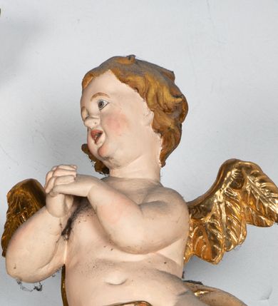 Zdjęcie nr 4: Ołtarz przyścienny, architektoniczny, jednokondygnacyjny, jednoosiowy ze zwieńczeniem. Umieszczony na dwustopniowym, kamiennym podwyższeniu. Mensa prostopadłościenna, z portatylem i współczesnym antepedium ozdobionym postacią św. Weroniki trzymającej chustę z odbiciem twarzy Chrystusa (veraikon) i rzeźbionym ornamentem ze srebrzonych liści i złoconych kiści winogron; tło w kolorze struktury ołtarza. Retabulum na wysokim profilowanym, dwustopniowym cokole, flankowane zwielokrotnionymi pilastrami z jońskimi kapitelami. Pilastry dźwigają przerwane belkowanie z wydatnym profilowanym gzymsem z przerwanym przyczółkiem. Zwieńczenie o wklęsłych bokach ujęte spływami wolutowymi dźwigającymi gzyms w formie nadwieszonego łuku odcinkowego. Na tle pilastrów ustawione na profilowanych impostach rzeźby: po prawej stronie św. Wojciecha, po lewej św. Stanisława. Na przyczółkach znajdują się siedzące putta. Pole środkowe o kształcie prostokąta stojącego od góry zamkniętego łukiem półkolistym nadwieszonym, w kluczu ornament z motywu rocaille. Wewnątrz pola ujęty profilowaną, złoconą ramą obraz z przedstawieniem św. Mikołaja z Miry. W zwieńczeniu obraz w ramie z wklęsłymi bokami i wypukłymi dolną i górną krawędzią przedstawiający św. Marię Magdalenę. Nastawę ujmują ornamentalne uszy, utworzone z motywów rocaille'owych i liściasto-kwiatowych zwisów. Na kapitele są nałożone rocaille'owe kartusze, a pod nimi podwieszone zwisające ulistnione i ukwiecone gałązki wzbogacone motywami rocaille'ów. Struktura ołtarza polichromowana w kolorze ciemnozielonym. Bazy pilastrów, kapitele, uszy, ornamenty, profilowania, obramienia płycin i ramy obrazów złocone. Rzeźby świętych złocone, srebrzone i polichromowane. Rzeźby aniołków złocone i polichromowane.

