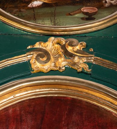 Zdjęcie nr 12: Ołtarz przyścienny, architektoniczny, jednokondygnacyjny, jednoosiowy ze zwieńczeniem. Umieszczony na dwustopniowym, kamiennym podwyższeniu. Mensa prostopadłościenna, z portatylem i współczesnym antepedium ozdobionym postacią św. Weroniki trzymającej chustę z odbiciem twarzy Chrystusa (veraikon) i rzeźbionym ornamentem ze srebrzonych liści i złoconych kiści winogron; tło w kolorze struktury ołtarza. Retabulum na wysokim profilowanym, dwustopniowym cokole, flankowane zwielokrotnionymi pilastrami z jońskimi kapitelami. Pilastry dźwigają przerwane belkowanie z wydatnym profilowanym gzymsem z przerwanym przyczółkiem. Zwieńczenie o wklęsłych bokach ujęte spływami wolutowymi dźwigającymi gzyms w formie nadwieszonego łuku odcinkowego. Na tle pilastrów ustawione na profilowanych impostach rzeźby: po prawej stronie św. Wojciecha, po lewej św. Stanisława. Na przyczółkach znajdują się siedzące putta. Pole środkowe o kształcie prostokąta stojącego od góry zamkniętego łukiem półkolistym nadwieszonym, w kluczu ornament z motywu rocaille. Wewnątrz pola ujęty profilowaną, złoconą ramą obraz z przedstawieniem św. Mikołaja z Miry. W zwieńczeniu obraz w ramie z wklęsłymi bokami i wypukłymi dolną i górną krawędzią przedstawiający św. Marię Magdalenę. Nastawę ujmują ornamentalne uszy, utworzone z motywów rocaille'owych i liściasto-kwiatowych zwisów. Na kapitele są nałożone rocaille'owe kartusze, a pod nimi podwieszone zwisające ulistnione i ukwiecone gałązki wzbogacone motywami rocaille'ów. Struktura ołtarza polichromowana w kolorze ciemnozielonym. Bazy pilastrów, kapitele, uszy, ornamenty, profilowania, obramienia płycin i ramy obrazów złocone. Rzeźby świętych złocone, srebrzone i polichromowane. Rzeźby aniołków złocone i polichromowane.

