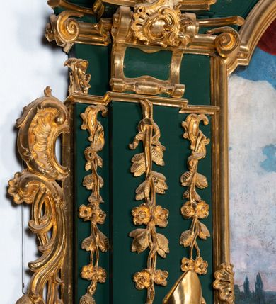 Zdjęcie nr 11: Ołtarz przyścienny, architektoniczny, jednokondygnacyjny, jednoosiowy ze zwieńczeniem. Umieszczony na dwustopniowym, kamiennym podwyższeniu. Mensa prostopadłościenna, z portatylem i współczesnym antepedium ozdobionym postacią św. Weroniki trzymającej chustę z odbiciem twarzy Chrystusa (veraikon) i rzeźbionym ornamentem ze srebrzonych liści i złoconych kiści winogron; tło w kolorze struktury ołtarza. Retabulum na wysokim profilowanym, dwustopniowym cokole, flankowane zwielokrotnionymi pilastrami z jońskimi kapitelami. Pilastry dźwigają przerwane belkowanie z wydatnym profilowanym gzymsem z przerwanym przyczółkiem. Zwieńczenie o wklęsłych bokach ujęte spływami wolutowymi dźwigającymi gzyms w formie nadwieszonego łuku odcinkowego. Na tle pilastrów ustawione na profilowanych impostach rzeźby: po prawej stronie św. Wojciecha, po lewej św. Stanisława. Na przyczółkach znajdują się siedzące putta. Pole środkowe o kształcie prostokąta stojącego od góry zamkniętego łukiem półkolistym nadwieszonym, w kluczu ornament z motywu rocaille. Wewnątrz pola ujęty profilowaną, złoconą ramą obraz z przedstawieniem św. Mikołaja z Miry. W zwieńczeniu obraz w ramie z wklęsłymi bokami i wypukłymi dolną i górną krawędzią przedstawiający św. Marię Magdalenę. Nastawę ujmują ornamentalne uszy, utworzone z motywów rocaille'owych i liściasto-kwiatowych zwisów. Na kapitele są nałożone rocaille'owe kartusze, a pod nimi podwieszone zwisające ulistnione i ukwiecone gałązki wzbogacone motywami rocaille'ów. Struktura ołtarza polichromowana w kolorze ciemnozielonym. Bazy pilastrów, kapitele, uszy, ornamenty, profilowania, obramienia płycin i ramy obrazów złocone. Rzeźby świętych złocone, srebrzone i polichromowane. Rzeźby aniołków złocone i polichromowane.

