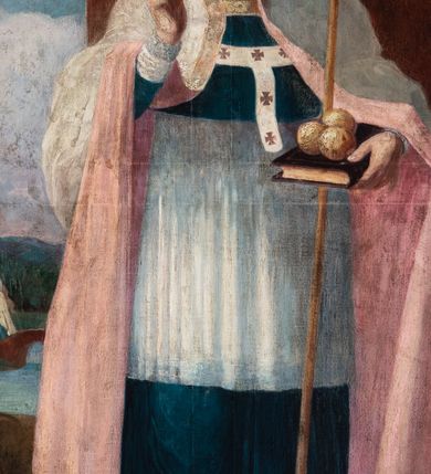 Zdjęcie nr 17: Ołtarz przyścienny, architektoniczny, jednokondygnacyjny, jednoosiowy ze zwieńczeniem. Umieszczony na dwustopniowym, kamiennym podwyższeniu. Mensa prostopadłościenna, z portatylem i współczesnym antepedium ozdobionym postacią św. Weroniki trzymającej chustę z odbiciem twarzy Chrystusa (veraikon) i rzeźbionym ornamentem ze srebrzonych liści i złoconych kiści winogron; tło w kolorze struktury ołtarza. Retabulum na wysokim profilowanym, dwustopniowym cokole, flankowane zwielokrotnionymi pilastrami z jońskimi kapitelami. Pilastry dźwigają przerwane belkowanie z wydatnym profilowanym gzymsem z przerwanym przyczółkiem. Zwieńczenie o wklęsłych bokach ujęte spływami wolutowymi dźwigającymi gzyms w formie nadwieszonego łuku odcinkowego. Na tle pilastrów ustawione na profilowanych impostach rzeźby: po prawej stronie św. Wojciecha, po lewej św. Stanisława. Na przyczółkach znajdują się siedzące putta. Pole środkowe o kształcie prostokąta stojącego od góry zamkniętego łukiem półkolistym nadwieszonym, w kluczu ornament z motywu rocaille. Wewnątrz pola ujęty profilowaną, złoconą ramą obraz z przedstawieniem św. Mikołaja z Miry. W zwieńczeniu obraz w ramie z wklęsłymi bokami i wypukłymi dolną i górną krawędzią przedstawiający św. Marię Magdalenę. Nastawę ujmują ornamentalne uszy, utworzone z motywów rocaille&#039;owych i liściasto-kwiatowych zwisów. Na kapitele są nałożone rocaille&#039;owe kartusze, a pod nimi podwieszone zwisające ulistnione i ukwiecone gałązki wzbogacone motywami rocaille&#039;ów. Struktura ołtarza polichromowana w kolorze ciemnozielonym. Bazy pilastrów, kapitele, uszy, ornamenty, profilowania, obramienia płycin i ramy obrazów złocone. Rzeźby świętych złocone, srebrzone i polichromowane. Rzeźby aniołków złocone i polichromowane.

