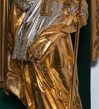 Zdjęcie nr 25: Ołtarz przyścienny, architektoniczny, jednokondygnacyjny, jednoosiowy ze zwieńczeniem. Umieszczony na dwustopniowym, kamiennym podwyższeniu. Mensa prostopadłościenna, z portatylem i współczesnym antepedium ozdobionym postacią św. Weroniki trzymającej chustę z odbiciem twarzy Chrystusa (veraikon) i rzeźbionym ornamentem ze srebrzonych liści i złoconych kiści winogron; tło w kolorze struktury ołtarza. Retabulum na wysokim profilowanym, dwustopniowym cokole, flankowane zwielokrotnionymi pilastrami z jońskimi kapitelami. Pilastry dźwigają przerwane belkowanie z wydatnym profilowanym gzymsem z przerwanym przyczółkiem. Zwieńczenie o wklęsłych bokach ujęte spływami wolutowymi dźwigającymi gzyms w formie nadwieszonego łuku odcinkowego. Na tle pilastrów ustawione na profilowanych impostach rzeźby: po prawej stronie św. Wojciecha, po lewej św. Stanisława. Na przyczółkach znajdują się siedzące putta. Pole środkowe o kształcie prostokąta stojącego od góry zamkniętego łukiem półkolistym nadwieszonym, w kluczu ornament z motywu rocaille. Wewnątrz pola ujęty profilowaną, złoconą ramą obraz z przedstawieniem św. Mikołaja z Miry. W zwieńczeniu obraz w ramie z wklęsłymi bokami i wypukłymi dolną i górną krawędzią przedstawiający św. Marię Magdalenę. Nastawę ujmują ornamentalne uszy, utworzone z motywów rocaille&#039;owych i liściasto-kwiatowych zwisów. Na kapitele są nałożone rocaille&#039;owe kartusze, a pod nimi podwieszone zwisające ulistnione i ukwiecone gałązki wzbogacone motywami rocaille&#039;ów. Struktura ołtarza polichromowana w kolorze ciemnozielonym. Bazy pilastrów, kapitele, uszy, ornamenty, profilowania, obramienia płycin i ramy obrazów złocone. Rzeźby świętych złocone, srebrzone i polichromowane. Rzeźby aniołków złocone i polichromowane.

