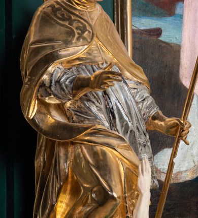 Zdjęcie nr 35: Ołtarz przyścienny, architektoniczny, jednokondygnacyjny, jednoosiowy ze zwieńczeniem. Umieszczony na dwustopniowym, kamiennym podwyższeniu. Mensa prostopadłościenna, z portatylem i współczesnym antepedium ozdobionym postacią św. Weroniki trzymającej chustę z odbiciem twarzy Chrystusa (veraikon) i rzeźbionym ornamentem ze srebrzonych liści i złoconych kiści winogron; tło w kolorze struktury ołtarza. Retabulum na wysokim profilowanym, dwustopniowym cokole, flankowane zwielokrotnionymi pilastrami z jońskimi kapitelami. Pilastry dźwigają przerwane belkowanie z wydatnym profilowanym gzymsem z przerwanym przyczółkiem. Zwieńczenie o wklęsłych bokach ujęte spływami wolutowymi dźwigającymi gzyms w formie nadwieszonego łuku odcinkowego. Na tle pilastrów ustawione na profilowanych impostach rzeźby: po prawej stronie św. Wojciecha, po lewej św. Stanisława. Na przyczółkach znajdują się siedzące putta. Pole środkowe o kształcie prostokąta stojącego od góry zamkniętego łukiem półkolistym nadwieszonym, w kluczu ornament z motywu rocaille. Wewnątrz pola ujęty profilowaną, złoconą ramą obraz z przedstawieniem św. Mikołaja z Miry. W zwieńczeniu obraz w ramie z wklęsłymi bokami i wypukłymi dolną i górną krawędzią przedstawiający św. Marię Magdalenę. Nastawę ujmują ornamentalne uszy, utworzone z motywów rocaille&#039;owych i liściasto-kwiatowych zwisów. Na kapitele są nałożone rocaille&#039;owe kartusze, a pod nimi podwieszone zwisające ulistnione i ukwiecone gałązki wzbogacone motywami rocaille&#039;ów. Struktura ołtarza polichromowana w kolorze ciemnozielonym. Bazy pilastrów, kapitele, uszy, ornamenty, profilowania, obramienia płycin i ramy obrazów złocone. Rzeźby świętych złocone, srebrzone i polichromowane. Rzeźby aniołków złocone i polichromowane.

