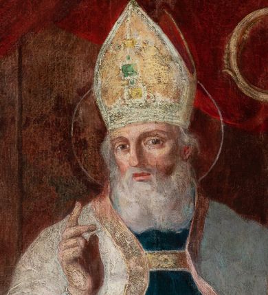 Zdjęcie nr 5: Obraz w kształcie stojącego prostokąta zamkniętego od góry półkolistym łukiem, nadwieszonym, w profilowanej, złoconej ramie ozdobionej motywem muszli w połowie długości dłuższych boków. Został umieszczony w polu środkowym ołtarza bocznego prawego. Postać św. Mikołaja ukazana w pozycji stojącej, frontalnie, we wnętrzu na tle upiętej ciemnoczerwonej draperii. Głowa świętego przechylona nieznacznie w prawo. Twarz owalna, okolona długą, siwą brodą. Oczy duże, głęboko osadzone, wzrok skierowany na wprost. Nos wydatny, prosty, usta zaczerwienione. Na głowie złota infuła, ozdobiona kwadratowym zielonym kamieniem szlachetnym. Wokół głowy nimb. Święty unosi prawą rękę w geście błogosławieństwa, w lewej ręce, o którą oparty jest pastorał, trzyma księgę, z leżącymi na niej trzema złotymi kulami. Ubrany jest w granatową sutannę i białą komżę, układającą się w drobne płytkie fałdy. Na piersi ma paliusz, a na ramionach kapę w kolorze szarym o różowej podszewce. Z lewej strony obrazu okno, w nim widoczny pejzaż z rzeką. Nad rzeką most, przy nim św. Mikołaj wręczający trzem pannom sakiewki z posagiem. Na brzegu rzeki łódź, w głębi widoczny zarys architektury, drzewa i zarysy wzgórz, ponad którymi na błękitnym niebie kłębią się białe chmury. Po prawej stronie obrazu stolik nakryty ciemnobłękitną tkaniną, na nim taca z kwiatami, różańcem i figurką. Kolorystyka obrazu stonowana z silnym akcentem bieli komży i różu podszewki płaszcza.
