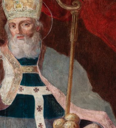 Zdjęcie nr 6: Obraz w kształcie stojącego prostokąta zamkniętego od góry półkolistym łukiem, nadwieszonym, w profilowanej, złoconej ramie ozdobionej motywem muszli w połowie długości dłuższych boków. Został umieszczony w polu środkowym ołtarza bocznego prawego. Postać św. Mikołaja ukazana w pozycji stojącej, frontalnie, we wnętrzu na tle upiętej ciemnoczerwonej draperii. Głowa świętego przechylona nieznacznie w prawo. Twarz owalna, okolona długą, siwą brodą. Oczy duże, głęboko osadzone, wzrok skierowany na wprost. Nos wydatny, prosty, usta zaczerwienione. Na głowie złota infuła, ozdobiona kwadratowym zielonym kamieniem szlachetnym. Wokół głowy nimb. Święty unosi prawą rękę w geście błogosławieństwa, w lewej ręce, o którą oparty jest pastorał, trzyma księgę, z leżącymi na niej trzema złotymi kulami. Ubrany jest w granatową sutannę i białą komżę, układającą się w drobne płytkie fałdy. Na piersi ma paliusz, a na ramionach kapę w kolorze szarym o różowej podszewce. Z lewej strony obrazu okno, w nim widoczny pejzaż z rzeką. Nad rzeką most, przy nim św. Mikołaj wręczający trzem pannom sakiewki z posagiem. Na brzegu rzeki łódź, w głębi widoczny zarys architektury, drzewa i zarysy wzgórz, ponad którymi na błękitnym niebie kłębią się białe chmury. Po prawej stronie obrazu stolik nakryty ciemnobłękitną tkaniną, na nim taca z kwiatami, różańcem i figurką. Kolorystyka obrazu stonowana z silnym akcentem bieli komży i różu podszewki płaszcza.
