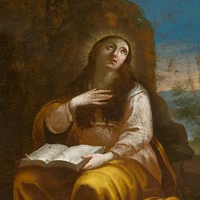 Zdjęcie nr 1: Obraz przedstawiający św. Marię Magdalenę ujęty w profilowaną ramę o fantazyjnym kształcie. W centrum kompozycji pokutująca Maria Magdalena ukazana całopostaciowo, w pozycji siedzącej, zwrócona w trzech czwartych do widza. Głowa świętej uniesiona, przechylona na lewe ramię. Twarz owalna, oczy okrągłe, przymknięte, wzrok skierowany ku górze. Nos prosty, wyraźnie zaznaczony, usta małe o pełnych wargach. Długie jasnobrązowe włosy swobodnie opadające na ramiona i piersi. Wokół głowy promienisty nimb. Prawa ręka złożona na piersi, lewa podtrzymuje leżącą na kolanach otwartą księgę. Święta jest ubrana w białą, przepasaną w stanie suknię i żółty płaszcz przewieszony przez prawe ramię i okrywający kolana. Fałdy płaszcza układają się miękko, tkanina podkreśla kształt ciała. Spod płaszcza wystają nagie stopy, lewa bardziej wysunięta do przodu. Z prawej strony obrazu, u stóp świętej leżą czaszka, dyscyplina i naczynie w kształcie pucharu. Święta ukazana na tle wysokiego skalistego zbocza, na którym widoczne połamane, uschnięte drzewa. Po prawej stronie w głębi obrazu, zza skały widoczny pejzaż. Ponad skałą błękitne niebo, na nim skłębione, ciemne chmury, spomiędzy których wyłania się słońce. 
Kompozycja obrazu statyczna. Kolorystyka stonowana, nasycona, w odcieniach brązu i ochry. Wyraźne akcenty kolorystyczne tworzą biel księgi i rękaw sukni w centrum obrazu, żółcień płaszcza i błękit nieba.