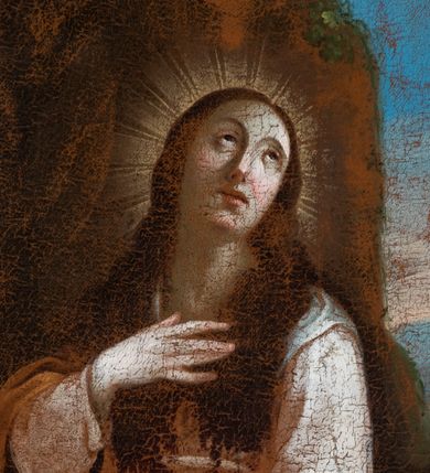 Zdjęcie nr 2: Obraz przedstawiający św. Marię Magdalenę ujęty w profilowaną ramę o fantazyjnym kształcie. W centrum kompozycji pokutująca Maria Magdalena ukazana całopostaciowo, w pozycji siedzącej, zwrócona w trzech czwartych do widza. Głowa świętej uniesiona, przechylona na lewe ramię. Twarz owalna, oczy okrągłe, przymknięte, wzrok skierowany ku górze. Nos prosty, wyraźnie zaznaczony, usta małe o pełnych wargach. Długie jasnobrązowe włosy swobodnie opadające na ramiona i piersi. Wokół głowy promienisty nimb. Prawa ręka złożona na piersi, lewa podtrzymuje leżącą na kolanach otwartą księgę. Święta jest ubrana w białą, przepasaną w stanie suknię i żółty płaszcz przewieszony przez prawe ramię i okrywający kolana. Fałdy płaszcza układają się miękko, tkanina podkreśla kształt ciała. Spod płaszcza wystają nagie stopy, lewa bardziej wysunięta do przodu. Z prawej strony obrazu, u stóp świętej leżą czaszka, dyscyplina i naczynie w kształcie pucharu. Święta ukazana na tle wysokiego skalistego zbocza, na którym widoczne połamane, uschnięte drzewa. Po prawej stronie w głębi obrazu, zza skały widoczny pejzaż. Ponad skałą błękitne niebo, na nim skłębione, ciemne chmury, spomiędzy których wyłania się słońce. 
Kompozycja obrazu statyczna. Kolorystyka stonowana, nasycona, w odcieniach brązu i ochry. Wyraźne akcenty kolorystyczne tworzą biel księgi i rękaw sukni w centrum obrazu, żółcień płaszcza i błękit nieba.