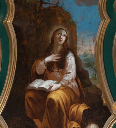 Zdjęcie nr 3: Obraz przedstawiający św. Marię Magdalenę ujęty w profilowaną ramę o fantazyjnym kształcie. W centrum kompozycji pokutująca Maria Magdalena ukazana całopostaciowo, w pozycji siedzącej, zwrócona w trzech czwartych do widza. Głowa świętej uniesiona, przechylona na lewe ramię. Twarz owalna, oczy okrągłe, przymknięte, wzrok skierowany ku górze. Nos prosty, wyraźnie zaznaczony, usta małe o pełnych wargach. Długie jasnobrązowe włosy swobodnie opadające na ramiona i piersi. Wokół głowy promienisty nimb. Prawa ręka złożona na piersi, lewa podtrzymuje leżącą na kolanach otwartą księgę. Święta jest ubrana w białą, przepasaną w stanie suknię i żółty płaszcz przewieszony przez prawe ramię i okrywający kolana. Fałdy płaszcza układają się miękko, tkanina podkreśla kształt ciała. Spod płaszcza wystają nagie stopy, lewa bardziej wysunięta do przodu. Z prawej strony obrazu, u stóp świętej leżą czaszka, dyscyplina i naczynie w kształcie pucharu. Święta ukazana na tle wysokiego skalistego zbocza, na którym widoczne połamane, uschnięte drzewa. Po prawej stronie w głębi obrazu, zza skały widoczny pejzaż. Ponad skałą błękitne niebo, na nim skłębione, ciemne chmury, spomiędzy których wyłania się słońce. 
Kompozycja obrazu statyczna. Kolorystyka stonowana, nasycona, w odcieniach brązu i ochry. Wyraźne akcenty kolorystyczne tworzą biel księgi i rękaw sukni w centrum obrazu, żółcień płaszcza i błękit nieba.