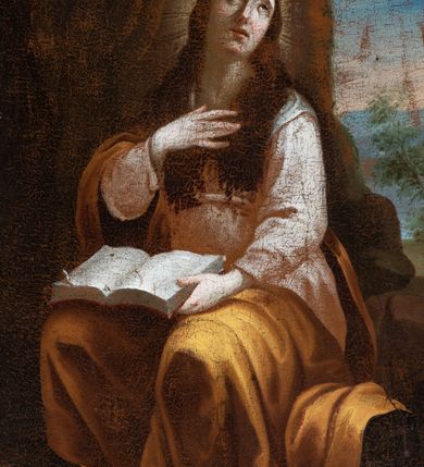 Zdjęcie nr 5: Obraz przedstawiający św. Marię Magdalenę ujęty w profilowaną ramę o fantazyjnym kształcie. W centrum kompozycji pokutująca Maria Magdalena ukazana całopostaciowo, w pozycji siedzącej, zwrócona w trzech czwartych do widza. Głowa świętej uniesiona, przechylona na lewe ramię. Twarz owalna, oczy okrągłe, przymknięte, wzrok skierowany ku górze. Nos prosty, wyraźnie zaznaczony, usta małe o pełnych wargach. Długie jasnobrązowe włosy swobodnie opadające na ramiona i piersi. Wokół głowy promienisty nimb. Prawa ręka złożona na piersi, lewa podtrzymuje leżącą na kolanach otwartą księgę. Święta jest ubrana w białą, przepasaną w stanie suknię i żółty płaszcz przewieszony przez prawe ramię i okrywający kolana. Fałdy płaszcza układają się miękko, tkanina podkreśla kształt ciała. Spod płaszcza wystają nagie stopy, lewa bardziej wysunięta do przodu. Z prawej strony obrazu, u stóp świętej leżą czaszka, dyscyplina i naczynie w kształcie pucharu. Święta ukazana na tle wysokiego skalistego zbocza, na którym widoczne połamane, uschnięte drzewa. Po prawej stronie w głębi obrazu, zza skały widoczny pejzaż. Ponad skałą błękitne niebo, na nim skłębione, ciemne chmury, spomiędzy których wyłania się słońce. 
Kompozycja obrazu statyczna. Kolorystyka stonowana, nasycona, w odcieniach brązu i ochry. Wyraźne akcenty kolorystyczne tworzą biel księgi i rękaw sukni w centrum obrazu, żółcień płaszcza i błękit nieba.