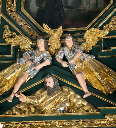 Zdjęcie nr 34: Ołtarz ustawiony na kamiennym podwyższeniu, przyścienny, architektoniczny, jednoosiowy, dwukondygnacyjny ze zwieńczeniem. Podstawa ołtarza skrzyniowa, na niej kamienna mensa z centralnie umieszczonym portatylem. Antepedium późne (secesyjne), datowane na odwrocie „1914”, ozdobione figurą anioła trzymającego wstęgę z napisem „AVE MARIA” i rzeźbionym ornamentem ze złoconych liści winogron i srebrzonych lilii. Retabulum jest flankowane dwiema parami ustawionych uskokowo i osadzonych na wysokich cokołach kolumn kompozytowych, ozdobionych główkami aniołków ujętych dekoracją małżowinową. Kolumny dźwigają belkowanie z wydatnym, przełamującym się gzymsem ozdobionym ornamentem małżowinowym. Nad belkowaniem trójkątny przyczółek z rzeźbioną figurą Boga Ojca w polu tympanonu i figurami aniołów na jego bokach. Druga kondygnacja ołtarza jest flankowana pojedynczymi kolumienkami i kanelowanymi pilasterkami korynckimi, ustawionymi na wysokich cokołach. Boki ozdobione uszami w kształcie małżowiny. Na zewnątrz kolumn, na osiach kolumn zewnętrznych niższej kondygnacji, ustawione na impostach figury: św. Kazimierza po lewej stronie, św. Stanisława po prawej. Kolumny podpierają belkowanie z przełamującym się gzymsem ozdobionym ornamentem małżowinowym, ponad którym zwieńczenie w formie przyczółka odcinkowego przerwanego. Łuk przyczółka profilowany z uskokami, dekorowany ornamentem małżowinowym. Pośrodku zwieńczenia, w przerwanym przyczółku rzeźba św. Michała Archanioła, ustawiona na wysokim cokole z dekoracją w formie bukietu granatów otoczonych liśćmi akantu. Po bokach, na osiach kolumn rzeźbione figury: św. Barbary po lewej stronie i św. Jana Chrzciciela po stronie prawej. Pomiędzy impostami kolumn, w predelli profilowana płycina w kształcie leżącego prostokąta z wyciętymi uskokowo górnymi narożnikami. W niej obraz olejny na płótnie (przyklejony do struktury) ze sceną Nawiedzenia św. Elżbiety. W polu środkowym pierwszej kondygnacji obraz z przedstawieniem Najświętszego Serca Pana Jezusa w profilowanej ramie w kształcie stojącego prostokąta, ozdobionej ornamentem małżowinowym. W drugiej kondygnacji  pole środkowe w kształcie prostokąta leżącego (zbliżonego do kwadratu), obwiedzione frezowaną ramką, z wpisaną w nią ramą o kształcie oktagonalnym, profilowaną i ozdobioną ornamentem małżowinowym, z obrazem przedstawiającym św. Antoniego. Strukturę retabulum, a także prostokątne płyciny zdobiące cokoły i tło kolumn, podkreślają frezowane ramki. Kolumny, pilastry, kapitele, ornamenty, obramienia płycin i belkowania, frezowane ramki złocone. Ramy obrazów złocone i polichromowane. Rzeźby złocone, srebrzone i polichromowane. 