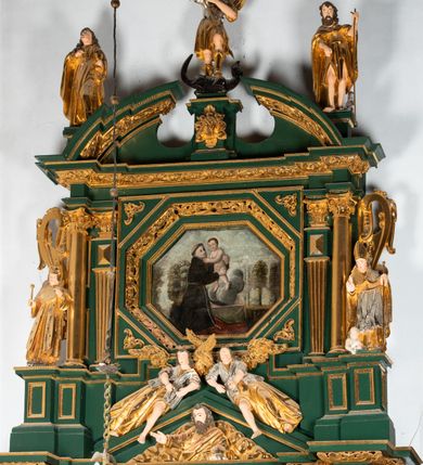 Zdjęcie nr 3: Ołtarz ustawiony na kamiennym podwyższeniu, przyścienny, architektoniczny, jednoosiowy, dwukondygnacyjny ze zwieńczeniem. Podstawa ołtarza skrzyniowa, na niej kamienna mensa z centralnie umieszczonym portatylem. Antepedium późne (secesyjne), datowane na odwrocie „1914”, ozdobione figurą anioła trzymającego wstęgę z napisem „AVE MARIA” i rzeźbionym ornamentem ze złoconych liści winogron i srebrzonych lilii. Retabulum jest flankowane dwiema parami ustawionych uskokowo i osadzonych na wysokich cokołach kolumn kompozytowych, ozdobionych główkami aniołków ujętych dekoracją małżowinową. Kolumny dźwigają belkowanie z wydatnym, przełamującym się gzymsem ozdobionym ornamentem małżowinowym. Nad belkowaniem trójkątny przyczółek z rzeźbioną figurą Boga Ojca w polu tympanonu i figurami aniołów na jego bokach. Druga kondygnacja ołtarza jest flankowana pojedynczymi kolumienkami i kanelowanymi pilasterkami korynckimi, ustawionymi na wysokich cokołach. Boki ozdobione uszami w kształcie małżowiny. Na zewnątrz kolumn, na osiach kolumn zewnętrznych niższej kondygnacji, ustawione na impostach figury: św. Kazimierza po lewej stronie, św. Stanisława po prawej. Kolumny podpierają belkowanie z przełamującym się gzymsem ozdobionym ornamentem małżowinowym, ponad którym zwieńczenie w formie przyczółka odcinkowego przerwanego. Łuk przyczółka profilowany z uskokami, dekorowany ornamentem małżowinowym. Pośrodku zwieńczenia, w przerwanym przyczółku rzeźba św. Michała Archanioła, ustawiona na wysokim cokole z dekoracją w formie bukietu granatów otoczonych liśćmi akantu. Po bokach, na osiach kolumn rzeźbione figury: św. Barbary po lewej stronie i św. Jana Chrzciciela po stronie prawej. Pomiędzy impostami kolumn, w predelli profilowana płycina w kształcie leżącego prostokąta z wyciętymi uskokowo górnymi narożnikami. W niej obraz olejny na płótnie (przyklejony do struktury) ze sceną Nawiedzenia św. Elżbiety. W polu środkowym pierwszej kondygnacji obraz z przedstawieniem Najświętszego Serca Pana Jezusa w profilowanej ramie w kształcie stojącego prostokąta, ozdobionej ornamentem małżowinowym. W drugiej kondygnacji  pole środkowe w kształcie prostokąta leżącego (zbliżonego do kwadratu), obwiedzione frezowaną ramką, z wpisaną w nią ramą o kształcie oktagonalnym, profilowaną i ozdobioną ornamentem małżowinowym, z obrazem przedstawiającym św. Antoniego. Strukturę retabulum, a także prostokątne płyciny zdobiące cokoły i tło kolumn, podkreślają frezowane ramki. Kolumny, pilastry, kapitele, ornamenty, obramienia płycin i belkowania, frezowane ramki złocone. Ramy obrazów złocone i polichromowane. Rzeźby złocone, srebrzone i polichromowane. 