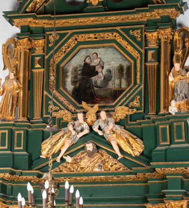 Zdjęcie nr 4: Ołtarz ustawiony na kamiennym podwyższeniu, przyścienny, architektoniczny, jednoosiowy, dwukondygnacyjny ze zwieńczeniem. Podstawa ołtarza skrzyniowa, na niej kamienna mensa z centralnie umieszczonym portatylem. Antepedium późne (secesyjne), datowane na odwrocie „1914”, ozdobione figurą anioła trzymającego wstęgę z napisem „AVE MARIA” i rzeźbionym ornamentem ze złoconych liści winogron i srebrzonych lilii. Retabulum jest flankowane dwiema parami ustawionych uskokowo i osadzonych na wysokich cokołach kolumn kompozytowych, ozdobionych główkami aniołków ujętych dekoracją małżowinową. Kolumny dźwigają belkowanie z wydatnym, przełamującym się gzymsem ozdobionym ornamentem małżowinowym. Nad belkowaniem trójkątny przyczółek z rzeźbioną figurą Boga Ojca w polu tympanonu i figurami aniołów na jego bokach. Druga kondygnacja ołtarza jest flankowana pojedynczymi kolumienkami i kanelowanymi pilasterkami korynckimi, ustawionymi na wysokich cokołach. Boki ozdobione uszami w kształcie małżowiny. Na zewnątrz kolumn, na osiach kolumn zewnętrznych niższej kondygnacji, ustawione na impostach figury: św. Kazimierza po lewej stronie, św. Stanisława po prawej. Kolumny podpierają belkowanie z przełamującym się gzymsem ozdobionym ornamentem małżowinowym, ponad którym zwieńczenie w formie przyczółka odcinkowego przerwanego. Łuk przyczółka profilowany z uskokami, dekorowany ornamentem małżowinowym. Pośrodku zwieńczenia, w przerwanym przyczółku rzeźba św. Michała Archanioła, ustawiona na wysokim cokole z dekoracją w formie bukietu granatów otoczonych liśćmi akantu. Po bokach, na osiach kolumn rzeźbione figury: św. Barbary po lewej stronie i św. Jana Chrzciciela po stronie prawej. Pomiędzy impostami kolumn, w predelli profilowana płycina w kształcie leżącego prostokąta z wyciętymi uskokowo górnymi narożnikami. W niej obraz olejny na płótnie (przyklejony do struktury) ze sceną Nawiedzenia św. Elżbiety. W polu środkowym pierwszej kondygnacji obraz z przedstawieniem Najświętszego Serca Pana Jezusa w profilowanej ramie w kształcie stojącego prostokąta, ozdobionej ornamentem małżowinowym. W drugiej kondygnacji  pole środkowe w kształcie prostokąta leżącego (zbliżonego do kwadratu), obwiedzione frezowaną ramką, z wpisaną w nią ramą o kształcie oktagonalnym, profilowaną i ozdobioną ornamentem małżowinowym, z obrazem przedstawiającym św. Antoniego. Strukturę retabulum, a także prostokątne płyciny zdobiące cokoły i tło kolumn, podkreślają frezowane ramki. Kolumny, pilastry, kapitele, ornamenty, obramienia płycin i belkowania, frezowane ramki złocone. Ramy obrazów złocone i polichromowane. Rzeźby złocone, srebrzone i polichromowane. 