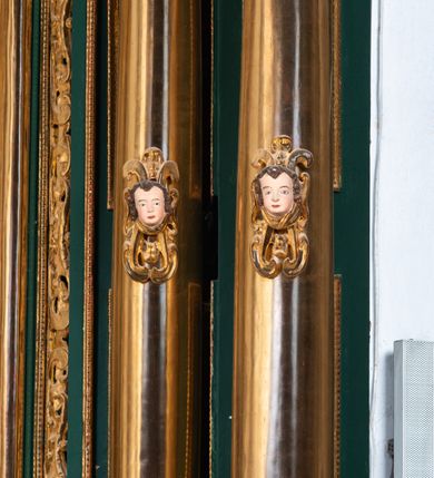 Zdjęcie nr 6: Ołtarz ustawiony na kamiennym podwyższeniu, przyścienny, architektoniczny, jednoosiowy, dwukondygnacyjny ze zwieńczeniem. Podstawa ołtarza skrzyniowa, na niej kamienna mensa z centralnie umieszczonym portatylem. Antepedium późne (secesyjne), datowane na odwrocie „1914”, ozdobione figurą anioła trzymającego wstęgę z napisem „AVE MARIA” i rzeźbionym ornamentem ze złoconych liści winogron i srebrzonych lilii. Retabulum jest flankowane dwiema parami ustawionych uskokowo i osadzonych na wysokich cokołach kolumn kompozytowych, ozdobionych główkami aniołków ujętych dekoracją małżowinową. Kolumny dźwigają belkowanie z wydatnym, przełamującym się gzymsem ozdobionym ornamentem małżowinowym. Nad belkowaniem trójkątny przyczółek z rzeźbioną figurą Boga Ojca w polu tympanonu i figurami aniołów na jego bokach. Druga kondygnacja ołtarza jest flankowana pojedynczymi kolumienkami i kanelowanymi pilasterkami korynckimi, ustawionymi na wysokich cokołach. Boki ozdobione uszami w kształcie małżowiny. Na zewnątrz kolumn, na osiach kolumn zewnętrznych niższej kondygnacji, ustawione na impostach figury: św. Kazimierza po lewej stronie, św. Stanisława po prawej. Kolumny podpierają belkowanie z przełamującym się gzymsem ozdobionym ornamentem małżowinowym, ponad którym zwieńczenie w formie przyczółka odcinkowego przerwanego. Łuk przyczółka profilowany z uskokami, dekorowany ornamentem małżowinowym. Pośrodku zwieńczenia, w przerwanym przyczółku rzeźba św. Michała Archanioła, ustawiona na wysokim cokole z dekoracją w formie bukietu granatów otoczonych liśćmi akantu. Po bokach, na osiach kolumn rzeźbione figury: św. Barbary po lewej stronie i św. Jana Chrzciciela po stronie prawej. Pomiędzy impostami kolumn, w predelli profilowana płycina w kształcie leżącego prostokąta z wyciętymi uskokowo górnymi narożnikami. W niej obraz olejny na płótnie (przyklejony do struktury) ze sceną Nawiedzenia św. Elżbiety. W polu środkowym pierwszej kondygnacji obraz z przedstawieniem Najświętszego Serca Pana Jezusa w profilowanej ramie w kształcie stojącego prostokąta, ozdobionej ornamentem małżowinowym. W drugiej kondygnacji  pole środkowe w kształcie prostokąta leżącego (zbliżonego do kwadratu), obwiedzione frezowaną ramką, z wpisaną w nią ramą o kształcie oktagonalnym, profilowaną i ozdobioną ornamentem małżowinowym, z obrazem przedstawiającym św. Antoniego. Strukturę retabulum, a także prostokątne płyciny zdobiące cokoły i tło kolumn, podkreślają frezowane ramki. Kolumny, pilastry, kapitele, ornamenty, obramienia płycin i belkowania, frezowane ramki złocone. Ramy obrazów złocone i polichromowane. Rzeźby złocone, srebrzone i polichromowane. 