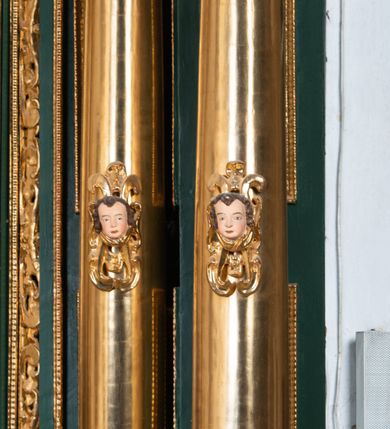 Zdjęcie nr 9: Ołtarz ustawiony na kamiennym podwyższeniu, przyścienny, architektoniczny, jednoosiowy, dwukondygnacyjny ze zwieńczeniem. Podstawa ołtarza skrzyniowa, na niej kamienna mensa z centralnie umieszczonym portatylem. Antepedium późne (secesyjne), datowane na odwrocie „1914”, ozdobione figurą anioła trzymającego wstęgę z napisem „AVE MARIA” i rzeźbionym ornamentem ze złoconych liści winogron i srebrzonych lilii. Retabulum jest flankowane dwiema parami ustawionych uskokowo i osadzonych na wysokich cokołach kolumn kompozytowych, ozdobionych główkami aniołków ujętych dekoracją małżowinową. Kolumny dźwigają belkowanie z wydatnym, przełamującym się gzymsem ozdobionym ornamentem małżowinowym. Nad belkowaniem trójkątny przyczółek z rzeźbioną figurą Boga Ojca w polu tympanonu i figurami aniołów na jego bokach. Druga kondygnacja ołtarza jest flankowana pojedynczymi kolumienkami i kanelowanymi pilasterkami korynckimi, ustawionymi na wysokich cokołach. Boki ozdobione uszami w kształcie małżowiny. Na zewnątrz kolumn, na osiach kolumn zewnętrznych niższej kondygnacji, ustawione na impostach figury: św. Kazimierza po lewej stronie, św. Stanisława po prawej. Kolumny podpierają belkowanie z przełamującym się gzymsem ozdobionym ornamentem małżowinowym, ponad którym zwieńczenie w formie przyczółka odcinkowego przerwanego. Łuk przyczółka profilowany z uskokami, dekorowany ornamentem małżowinowym. Pośrodku zwieńczenia, w przerwanym przyczółku rzeźba św. Michała Archanioła, ustawiona na wysokim cokole z dekoracją w formie bukietu granatów otoczonych liśćmi akantu. Po bokach, na osiach kolumn rzeźbione figury: św. Barbary po lewej stronie i św. Jana Chrzciciela po stronie prawej. Pomiędzy impostami kolumn, w predelli profilowana płycina w kształcie leżącego prostokąta z wyciętymi uskokowo górnymi narożnikami. W niej obraz olejny na płótnie (przyklejony do struktury) ze sceną Nawiedzenia św. Elżbiety. W polu środkowym pierwszej kondygnacji obraz z przedstawieniem Najświętszego Serca Pana Jezusa w profilowanej ramie w kształcie stojącego prostokąta, ozdobionej ornamentem małżowinowym. W drugiej kondygnacji  pole środkowe w kształcie prostokąta leżącego (zbliżonego do kwadratu), obwiedzione frezowaną ramką, z wpisaną w nią ramą o kształcie oktagonalnym, profilowaną i ozdobioną ornamentem małżowinowym, z obrazem przedstawiającym św. Antoniego. Strukturę retabulum, a także prostokątne płyciny zdobiące cokoły i tło kolumn, podkreślają frezowane ramki. Kolumny, pilastry, kapitele, ornamenty, obramienia płycin i belkowania, frezowane ramki złocone. Ramy obrazów złocone i polichromowane. Rzeźby złocone, srebrzone i polichromowane. 