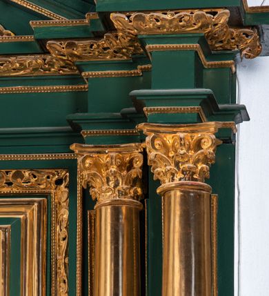 Zdjęcie nr 7: Ołtarz ustawiony na kamiennym podwyższeniu, przyścienny, architektoniczny, jednoosiowy, dwukondygnacyjny ze zwieńczeniem. Podstawa ołtarza skrzyniowa, na niej kamienna mensa z centralnie umieszczonym portatylem. Antepedium późne (secesyjne), datowane na odwrocie „1914”, ozdobione figurą anioła trzymającego wstęgę z napisem „AVE MARIA” i rzeźbionym ornamentem ze złoconych liści winogron i srebrzonych lilii. Retabulum jest flankowane dwiema parami ustawionych uskokowo i osadzonych na wysokich cokołach kolumn kompozytowych, ozdobionych główkami aniołków ujętych dekoracją małżowinową. Kolumny dźwigają belkowanie z wydatnym, przełamującym się gzymsem ozdobionym ornamentem małżowinowym. Nad belkowaniem trójkątny przyczółek z rzeźbioną figurą Boga Ojca w polu tympanonu i figurami aniołów na jego bokach. Druga kondygnacja ołtarza jest flankowana pojedynczymi kolumienkami i kanelowanymi pilasterkami korynckimi, ustawionymi na wysokich cokołach. Boki ozdobione uszami w kształcie małżowiny. Na zewnątrz kolumn, na osiach kolumn zewnętrznych niższej kondygnacji, ustawione na impostach figury: św. Kazimierza po lewej stronie, św. Stanisława po prawej. Kolumny podpierają belkowanie z przełamującym się gzymsem ozdobionym ornamentem małżowinowym, ponad którym zwieńczenie w formie przyczółka odcinkowego przerwanego. Łuk przyczółka profilowany z uskokami, dekorowany ornamentem małżowinowym. Pośrodku zwieńczenia, w przerwanym przyczółku rzeźba św. Michała Archanioła, ustawiona na wysokim cokole z dekoracją w formie bukietu granatów otoczonych liśćmi akantu. Po bokach, na osiach kolumn rzeźbione figury: św. Barbary po lewej stronie i św. Jana Chrzciciela po stronie prawej. Pomiędzy impostami kolumn, w predelli profilowana płycina w kształcie leżącego prostokąta z wyciętymi uskokowo górnymi narożnikami. W niej obraz olejny na płótnie (przyklejony do struktury) ze sceną Nawiedzenia św. Elżbiety. W polu środkowym pierwszej kondygnacji obraz z przedstawieniem Najświętszego Serca Pana Jezusa w profilowanej ramie w kształcie stojącego prostokąta, ozdobionej ornamentem małżowinowym. W drugiej kondygnacji  pole środkowe w kształcie prostokąta leżącego (zbliżonego do kwadratu), obwiedzione frezowaną ramką, z wpisaną w nią ramą o kształcie oktagonalnym, profilowaną i ozdobioną ornamentem małżowinowym, z obrazem przedstawiającym św. Antoniego. Strukturę retabulum, a także prostokątne płyciny zdobiące cokoły i tło kolumn, podkreślają frezowane ramki. Kolumny, pilastry, kapitele, ornamenty, obramienia płycin i belkowania, frezowane ramki złocone. Ramy obrazów złocone i polichromowane. Rzeźby złocone, srebrzone i polichromowane. 