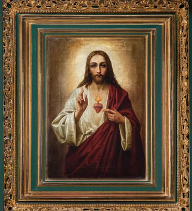 Zdjęcie nr 8: Ołtarz ustawiony na kamiennym podwyższeniu, przyścienny, architektoniczny, jednoosiowy, dwukondygnacyjny ze zwieńczeniem. Podstawa ołtarza skrzyniowa, na niej kamienna mensa z centralnie umieszczonym portatylem. Antepedium późne (secesyjne), datowane na odwrocie „1914”, ozdobione figurą anioła trzymającego wstęgę z napisem „AVE MARIA” i rzeźbionym ornamentem ze złoconych liści winogron i srebrzonych lilii. Retabulum jest flankowane dwiema parami ustawionych uskokowo i osadzonych na wysokich cokołach kolumn kompozytowych, ozdobionych główkami aniołków ujętych dekoracją małżowinową. Kolumny dźwigają belkowanie z wydatnym, przełamującym się gzymsem ozdobionym ornamentem małżowinowym. Nad belkowaniem trójkątny przyczółek z rzeźbioną figurą Boga Ojca w polu tympanonu i figurami aniołów na jego bokach. Druga kondygnacja ołtarza jest flankowana pojedynczymi kolumienkami i kanelowanymi pilasterkami korynckimi, ustawionymi na wysokich cokołach. Boki ozdobione uszami w kształcie małżowiny. Na zewnątrz kolumn, na osiach kolumn zewnętrznych niższej kondygnacji, ustawione na impostach figury: św. Kazimierza po lewej stronie, św. Stanisława po prawej. Kolumny podpierają belkowanie z przełamującym się gzymsem ozdobionym ornamentem małżowinowym, ponad którym zwieńczenie w formie przyczółka odcinkowego przerwanego. Łuk przyczółka profilowany z uskokami, dekorowany ornamentem małżowinowym. Pośrodku zwieńczenia, w przerwanym przyczółku rzeźba św. Michała Archanioła, ustawiona na wysokim cokole z dekoracją w formie bukietu granatów otoczonych liśćmi akantu. Po bokach, na osiach kolumn rzeźbione figury: św. Barbary po lewej stronie i św. Jana Chrzciciela po stronie prawej. Pomiędzy impostami kolumn, w predelli profilowana płycina w kształcie leżącego prostokąta z wyciętymi uskokowo górnymi narożnikami. W niej obraz olejny na płótnie (przyklejony do struktury) ze sceną Nawiedzenia św. Elżbiety. W polu środkowym pierwszej kondygnacji obraz z przedstawieniem Najświętszego Serca Pana Jezusa w profilowanej ramie w kształcie stojącego prostokąta, ozdobionej ornamentem małżowinowym. W drugiej kondygnacji  pole środkowe w kształcie prostokąta leżącego (zbliżonego do kwadratu), obwiedzione frezowaną ramką, z wpisaną w nią ramą o kształcie oktagonalnym, profilowaną i ozdobioną ornamentem małżowinowym, z obrazem przedstawiającym św. Antoniego. Strukturę retabulum, a także prostokątne płyciny zdobiące cokoły i tło kolumn, podkreślają frezowane ramki. Kolumny, pilastry, kapitele, ornamenty, obramienia płycin i belkowania, frezowane ramki złocone. Ramy obrazów złocone i polichromowane. Rzeźby złocone, srebrzone i polichromowane. 