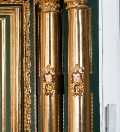 Zdjęcie nr 11: Ołtarz ustawiony na kamiennym podwyższeniu, przyścienny, architektoniczny, jednoosiowy, dwukondygnacyjny ze zwieńczeniem. Podstawa ołtarza skrzyniowa, na niej kamienna mensa z centralnie umieszczonym portatylem. Antepedium późne (secesyjne), datowane na odwrocie „1914”, ozdobione figurą anioła trzymającego wstęgę z napisem „AVE MARIA” i rzeźbionym ornamentem ze złoconych liści winogron i srebrzonych lilii. Retabulum jest flankowane dwiema parami ustawionych uskokowo i osadzonych na wysokich cokołach kolumn kompozytowych, ozdobionych główkami aniołków ujętych dekoracją małżowinową. Kolumny dźwigają belkowanie z wydatnym, przełamującym się gzymsem ozdobionym ornamentem małżowinowym. Nad belkowaniem trójkątny przyczółek z rzeźbioną figurą Boga Ojca w polu tympanonu i figurami aniołów na jego bokach. Druga kondygnacja ołtarza jest flankowana pojedynczymi kolumienkami i kanelowanymi pilasterkami korynckimi, ustawionymi na wysokich cokołach. Boki ozdobione uszami w kształcie małżowiny. Na zewnątrz kolumn, na osiach kolumn zewnętrznych niższej kondygnacji, ustawione na impostach figury: św. Kazimierza po lewej stronie, św. Stanisława po prawej. Kolumny podpierają belkowanie z przełamującym się gzymsem ozdobionym ornamentem małżowinowym, ponad którym zwieńczenie w formie przyczółka odcinkowego przerwanego. Łuk przyczółka profilowany z uskokami, dekorowany ornamentem małżowinowym. Pośrodku zwieńczenia, w przerwanym przyczółku rzeźba św. Michała Archanioła, ustawiona na wysokim cokole z dekoracją w formie bukietu granatów otoczonych liśćmi akantu. Po bokach, na osiach kolumn rzeźbione figury: św. Barbary po lewej stronie i św. Jana Chrzciciela po stronie prawej. Pomiędzy impostami kolumn, w predelli profilowana płycina w kształcie leżącego prostokąta z wyciętymi uskokowo górnymi narożnikami. W niej obraz olejny na płótnie (przyklejony do struktury) ze sceną Nawiedzenia św. Elżbiety. W polu środkowym pierwszej kondygnacji obraz z przedstawieniem Najświętszego Serca Pana Jezusa w profilowanej ramie w kształcie stojącego prostokąta, ozdobionej ornamentem małżowinowym. W drugiej kondygnacji  pole środkowe w kształcie prostokąta leżącego (zbliżonego do kwadratu), obwiedzione frezowaną ramką, z wpisaną w nią ramą o kształcie oktagonalnym, profilowaną i ozdobioną ornamentem małżowinowym, z obrazem przedstawiającym św. Antoniego. Strukturę retabulum, a także prostokątne płyciny zdobiące cokoły i tło kolumn, podkreślają frezowane ramki. Kolumny, pilastry, kapitele, ornamenty, obramienia płycin i belkowania, frezowane ramki złocone. Ramy obrazów złocone i polichromowane. Rzeźby złocone, srebrzone i polichromowane. 