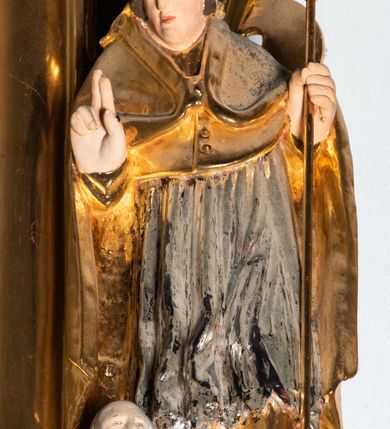 Zdjęcie nr 14: Ołtarz ustawiony na kamiennym podwyższeniu, przyścienny, architektoniczny, jednoosiowy, dwukondygnacyjny ze zwieńczeniem. Podstawa ołtarza skrzyniowa, na niej kamienna mensa z centralnie umieszczonym portatylem. Antepedium późne (secesyjne), datowane na odwrocie „1914”, ozdobione figurą anioła trzymającego wstęgę z napisem „AVE MARIA” i rzeźbionym ornamentem ze złoconych liści winogron i srebrzonych lilii. Retabulum jest flankowane dwiema parami ustawionych uskokowo i osadzonych na wysokich cokołach kolumn kompozytowych, ozdobionych główkami aniołków ujętych dekoracją małżowinową. Kolumny dźwigają belkowanie z wydatnym, przełamującym się gzymsem ozdobionym ornamentem małżowinowym. Nad belkowaniem trójkątny przyczółek z rzeźbioną figurą Boga Ojca w polu tympanonu i figurami aniołów na jego bokach. Druga kondygnacja ołtarza jest flankowana pojedynczymi kolumienkami i kanelowanymi pilasterkami korynckimi, ustawionymi na wysokich cokołach. Boki ozdobione uszami w kształcie małżowiny. Na zewnątrz kolumn, na osiach kolumn zewnętrznych niższej kondygnacji, ustawione na impostach figury: św. Kazimierza po lewej stronie, św. Stanisława po prawej. Kolumny podpierają belkowanie z przełamującym się gzymsem ozdobionym ornamentem małżowinowym, ponad którym zwieńczenie w formie przyczółka odcinkowego przerwanego. Łuk przyczółka profilowany z uskokami, dekorowany ornamentem małżowinowym. Pośrodku zwieńczenia, w przerwanym przyczółku rzeźba św. Michała Archanioła, ustawiona na wysokim cokole z dekoracją w formie bukietu granatów otoczonych liśćmi akantu. Po bokach, na osiach kolumn rzeźbione figury: św. Barbary po lewej stronie i św. Jana Chrzciciela po stronie prawej. Pomiędzy impostami kolumn, w predelli profilowana płycina w kształcie leżącego prostokąta z wyciętymi uskokowo górnymi narożnikami. W niej obraz olejny na płótnie (przyklejony do struktury) ze sceną Nawiedzenia św. Elżbiety. W polu środkowym pierwszej kondygnacji obraz z przedstawieniem Najświętszego Serca Pana Jezusa w profilowanej ramie w kształcie stojącego prostokąta, ozdobionej ornamentem małżowinowym. W drugiej kondygnacji  pole środkowe w kształcie prostokąta leżącego (zbliżonego do kwadratu), obwiedzione frezowaną ramką, z wpisaną w nią ramą o kształcie oktagonalnym, profilowaną i ozdobioną ornamentem małżowinowym, z obrazem przedstawiającym św. Antoniego. Strukturę retabulum, a także prostokątne płyciny zdobiące cokoły i tło kolumn, podkreślają frezowane ramki. Kolumny, pilastry, kapitele, ornamenty, obramienia płycin i belkowania, frezowane ramki złocone. Ramy obrazów złocone i polichromowane. Rzeźby złocone, srebrzone i polichromowane. 