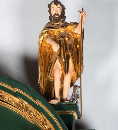 Zdjęcie nr 17: Ołtarz ustawiony na kamiennym podwyższeniu, przyścienny, architektoniczny, jednoosiowy, dwukondygnacyjny ze zwieńczeniem. Podstawa ołtarza skrzyniowa, na niej kamienna mensa z centralnie umieszczonym portatylem. Antepedium późne (secesyjne), datowane na odwrocie „1914”, ozdobione figurą anioła trzymającego wstęgę z napisem „AVE MARIA” i rzeźbionym ornamentem ze złoconych liści winogron i srebrzonych lilii. Retabulum jest flankowane dwiema parami ustawionych uskokowo i osadzonych na wysokich cokołach kolumn kompozytowych, ozdobionych główkami aniołków ujętych dekoracją małżowinową. Kolumny dźwigają belkowanie z wydatnym, przełamującym się gzymsem ozdobionym ornamentem małżowinowym. Nad belkowaniem trójkątny przyczółek z rzeźbioną figurą Boga Ojca w polu tympanonu i figurami aniołów na jego bokach. Druga kondygnacja ołtarza jest flankowana pojedynczymi kolumienkami i kanelowanymi pilasterkami korynckimi, ustawionymi na wysokich cokołach. Boki ozdobione uszami w kształcie małżowiny. Na zewnątrz kolumn, na osiach kolumn zewnętrznych niższej kondygnacji, ustawione na impostach figury: św. Kazimierza po lewej stronie, św. Stanisława po prawej. Kolumny podpierają belkowanie z przełamującym się gzymsem ozdobionym ornamentem małżowinowym, ponad którym zwieńczenie w formie przyczółka odcinkowego przerwanego. Łuk przyczółka profilowany z uskokami, dekorowany ornamentem małżowinowym. Pośrodku zwieńczenia, w przerwanym przyczółku rzeźba św. Michała Archanioła, ustawiona na wysokim cokole z dekoracją w formie bukietu granatów otoczonych liśćmi akantu. Po bokach, na osiach kolumn rzeźbione figury: św. Barbary po lewej stronie i św. Jana Chrzciciela po stronie prawej. Pomiędzy impostami kolumn, w predelli profilowana płycina w kształcie leżącego prostokąta z wyciętymi uskokowo górnymi narożnikami. W niej obraz olejny na płótnie (przyklejony do struktury) ze sceną Nawiedzenia św. Elżbiety. W polu środkowym pierwszej kondygnacji obraz z przedstawieniem Najświętszego Serca Pana Jezusa w profilowanej ramie w kształcie stojącego prostokąta, ozdobionej ornamentem małżowinowym. W drugiej kondygnacji  pole środkowe w kształcie prostokąta leżącego (zbliżonego do kwadratu), obwiedzione frezowaną ramką, z wpisaną w nią ramą o kształcie oktagonalnym, profilowaną i ozdobioną ornamentem małżowinowym, z obrazem przedstawiającym św. Antoniego. Strukturę retabulum, a także prostokątne płyciny zdobiące cokoły i tło kolumn, podkreślają frezowane ramki. Kolumny, pilastry, kapitele, ornamenty, obramienia płycin i belkowania, frezowane ramki złocone. Ramy obrazów złocone i polichromowane. Rzeźby złocone, srebrzone i polichromowane. 