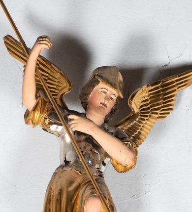 Zdjęcie nr 18: Ołtarz ustawiony na kamiennym podwyższeniu, przyścienny, architektoniczny, jednoosiowy, dwukondygnacyjny ze zwieńczeniem. Podstawa ołtarza skrzyniowa, na niej kamienna mensa z centralnie umieszczonym portatylem. Antepedium późne (secesyjne), datowane na odwrocie „1914”, ozdobione figurą anioła trzymającego wstęgę z napisem „AVE MARIA” i rzeźbionym ornamentem ze złoconych liści winogron i srebrzonych lilii. Retabulum jest flankowane dwiema parami ustawionych uskokowo i osadzonych na wysokich cokołach kolumn kompozytowych, ozdobionych główkami aniołków ujętych dekoracją małżowinową. Kolumny dźwigają belkowanie z wydatnym, przełamującym się gzymsem ozdobionym ornamentem małżowinowym. Nad belkowaniem trójkątny przyczółek z rzeźbioną figurą Boga Ojca w polu tympanonu i figurami aniołów na jego bokach. Druga kondygnacja ołtarza jest flankowana pojedynczymi kolumienkami i kanelowanymi pilasterkami korynckimi, ustawionymi na wysokich cokołach. Boki ozdobione uszami w kształcie małżowiny. Na zewnątrz kolumn, na osiach kolumn zewnętrznych niższej kondygnacji, ustawione na impostach figury: św. Kazimierza po lewej stronie, św. Stanisława po prawej. Kolumny podpierają belkowanie z przełamującym się gzymsem ozdobionym ornamentem małżowinowym, ponad którym zwieńczenie w formie przyczółka odcinkowego przerwanego. Łuk przyczółka profilowany z uskokami, dekorowany ornamentem małżowinowym. Pośrodku zwieńczenia, w przerwanym przyczółku rzeźba św. Michała Archanioła, ustawiona na wysokim cokole z dekoracją w formie bukietu granatów otoczonych liśćmi akantu. Po bokach, na osiach kolumn rzeźbione figury: św. Barbary po lewej stronie i św. Jana Chrzciciela po stronie prawej. Pomiędzy impostami kolumn, w predelli profilowana płycina w kształcie leżącego prostokąta z wyciętymi uskokowo górnymi narożnikami. W niej obraz olejny na płótnie (przyklejony do struktury) ze sceną Nawiedzenia św. Elżbiety. W polu środkowym pierwszej kondygnacji obraz z przedstawieniem Najświętszego Serca Pana Jezusa w profilowanej ramie w kształcie stojącego prostokąta, ozdobionej ornamentem małżowinowym. W drugiej kondygnacji  pole środkowe w kształcie prostokąta leżącego (zbliżonego do kwadratu), obwiedzione frezowaną ramką, z wpisaną w nią ramą o kształcie oktagonalnym, profilowaną i ozdobioną ornamentem małżowinowym, z obrazem przedstawiającym św. Antoniego. Strukturę retabulum, a także prostokątne płyciny zdobiące cokoły i tło kolumn, podkreślają frezowane ramki. Kolumny, pilastry, kapitele, ornamenty, obramienia płycin i belkowania, frezowane ramki złocone. Ramy obrazów złocone i polichromowane. Rzeźby złocone, srebrzone i polichromowane. 