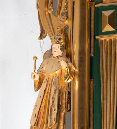 Zdjęcie nr 16: Ołtarz ustawiony na kamiennym podwyższeniu, przyścienny, architektoniczny, jednoosiowy, dwukondygnacyjny ze zwieńczeniem. Podstawa ołtarza skrzyniowa, na niej kamienna mensa z centralnie umieszczonym portatylem. Antepedium późne (secesyjne), datowane na odwrocie „1914”, ozdobione figurą anioła trzymającego wstęgę z napisem „AVE MARIA” i rzeźbionym ornamentem ze złoconych liści winogron i srebrzonych lilii. Retabulum jest flankowane dwiema parami ustawionych uskokowo i osadzonych na wysokich cokołach kolumn kompozytowych, ozdobionych główkami aniołków ujętych dekoracją małżowinową. Kolumny dźwigają belkowanie z wydatnym, przełamującym się gzymsem ozdobionym ornamentem małżowinowym. Nad belkowaniem trójkątny przyczółek z rzeźbioną figurą Boga Ojca w polu tympanonu i figurami aniołów na jego bokach. Druga kondygnacja ołtarza jest flankowana pojedynczymi kolumienkami i kanelowanymi pilasterkami korynckimi, ustawionymi na wysokich cokołach. Boki ozdobione uszami w kształcie małżowiny. Na zewnątrz kolumn, na osiach kolumn zewnętrznych niższej kondygnacji, ustawione na impostach figury: św. Kazimierza po lewej stronie, św. Stanisława po prawej. Kolumny podpierają belkowanie z przełamującym się gzymsem ozdobionym ornamentem małżowinowym, ponad którym zwieńczenie w formie przyczółka odcinkowego przerwanego. Łuk przyczółka profilowany z uskokami, dekorowany ornamentem małżowinowym. Pośrodku zwieńczenia, w przerwanym przyczółku rzeźba św. Michała Archanioła, ustawiona na wysokim cokole z dekoracją w formie bukietu granatów otoczonych liśćmi akantu. Po bokach, na osiach kolumn rzeźbione figury: św. Barbary po lewej stronie i św. Jana Chrzciciela po stronie prawej. Pomiędzy impostami kolumn, w predelli profilowana płycina w kształcie leżącego prostokąta z wyciętymi uskokowo górnymi narożnikami. W niej obraz olejny na płótnie (przyklejony do struktury) ze sceną Nawiedzenia św. Elżbiety. W polu środkowym pierwszej kondygnacji obraz z przedstawieniem Najświętszego Serca Pana Jezusa w profilowanej ramie w kształcie stojącego prostokąta, ozdobionej ornamentem małżowinowym. W drugiej kondygnacji  pole środkowe w kształcie prostokąta leżącego (zbliżonego do kwadratu), obwiedzione frezowaną ramką, z wpisaną w nią ramą o kształcie oktagonalnym, profilowaną i ozdobioną ornamentem małżowinowym, z obrazem przedstawiającym św. Antoniego. Strukturę retabulum, a także prostokątne płyciny zdobiące cokoły i tło kolumn, podkreślają frezowane ramki. Kolumny, pilastry, kapitele, ornamenty, obramienia płycin i belkowania, frezowane ramki złocone. Ramy obrazów złocone i polichromowane. Rzeźby złocone, srebrzone i polichromowane. 