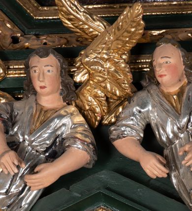 Zdjęcie nr 20: Ołtarz ustawiony na kamiennym podwyższeniu, przyścienny, architektoniczny, jednoosiowy, dwukondygnacyjny ze zwieńczeniem. Podstawa ołtarza skrzyniowa, na niej kamienna mensa z centralnie umieszczonym portatylem. Antepedium późne (secesyjne), datowane na odwrocie „1914”, ozdobione figurą anioła trzymającego wstęgę z napisem „AVE MARIA” i rzeźbionym ornamentem ze złoconych liści winogron i srebrzonych lilii. Retabulum jest flankowane dwiema parami ustawionych uskokowo i osadzonych na wysokich cokołach kolumn kompozytowych, ozdobionych główkami aniołków ujętych dekoracją małżowinową. Kolumny dźwigają belkowanie z wydatnym, przełamującym się gzymsem ozdobionym ornamentem małżowinowym. Nad belkowaniem trójkątny przyczółek z rzeźbioną figurą Boga Ojca w polu tympanonu i figurami aniołów na jego bokach. Druga kondygnacja ołtarza jest flankowana pojedynczymi kolumienkami i kanelowanymi pilasterkami korynckimi, ustawionymi na wysokich cokołach. Boki ozdobione uszami w kształcie małżowiny. Na zewnątrz kolumn, na osiach kolumn zewnętrznych niższej kondygnacji, ustawione na impostach figury: św. Kazimierza po lewej stronie, św. Stanisława po prawej. Kolumny podpierają belkowanie z przełamującym się gzymsem ozdobionym ornamentem małżowinowym, ponad którym zwieńczenie w formie przyczółka odcinkowego przerwanego. Łuk przyczółka profilowany z uskokami, dekorowany ornamentem małżowinowym. Pośrodku zwieńczenia, w przerwanym przyczółku rzeźba św. Michała Archanioła, ustawiona na wysokim cokole z dekoracją w formie bukietu granatów otoczonych liśćmi akantu. Po bokach, na osiach kolumn rzeźbione figury: św. Barbary po lewej stronie i św. Jana Chrzciciela po stronie prawej. Pomiędzy impostami kolumn, w predelli profilowana płycina w kształcie leżącego prostokąta z wyciętymi uskokowo górnymi narożnikami. W niej obraz olejny na płótnie (przyklejony do struktury) ze sceną Nawiedzenia św. Elżbiety. W polu środkowym pierwszej kondygnacji obraz z przedstawieniem Najświętszego Serca Pana Jezusa w profilowanej ramie w kształcie stojącego prostokąta, ozdobionej ornamentem małżowinowym. W drugiej kondygnacji  pole środkowe w kształcie prostokąta leżącego (zbliżonego do kwadratu), obwiedzione frezowaną ramką, z wpisaną w nią ramą o kształcie oktagonalnym, profilowaną i ozdobioną ornamentem małżowinowym, z obrazem przedstawiającym św. Antoniego. Strukturę retabulum, a także prostokątne płyciny zdobiące cokoły i tło kolumn, podkreślają frezowane ramki. Kolumny, pilastry, kapitele, ornamenty, obramienia płycin i belkowania, frezowane ramki złocone. Ramy obrazów złocone i polichromowane. Rzeźby złocone, srebrzone i polichromowane. 