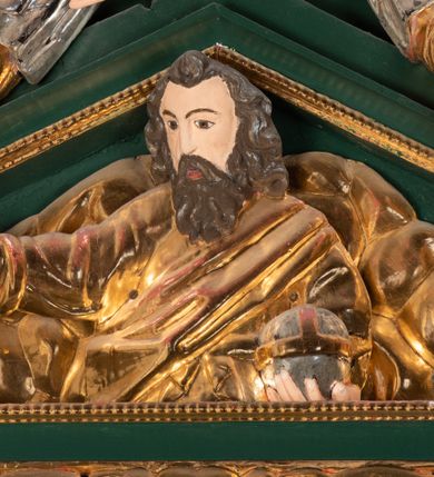 Zdjęcie nr 21: Ołtarz ustawiony na kamiennym podwyższeniu, przyścienny, architektoniczny, jednoosiowy, dwukondygnacyjny ze zwieńczeniem. Podstawa ołtarza skrzyniowa, na niej kamienna mensa z centralnie umieszczonym portatylem. Antepedium późne (secesyjne), datowane na odwrocie „1914”, ozdobione figurą anioła trzymającego wstęgę z napisem „AVE MARIA” i rzeźbionym ornamentem ze złoconych liści winogron i srebrzonych lilii. Retabulum jest flankowane dwiema parami ustawionych uskokowo i osadzonych na wysokich cokołach kolumn kompozytowych, ozdobionych główkami aniołków ujętych dekoracją małżowinową. Kolumny dźwigają belkowanie z wydatnym, przełamującym się gzymsem ozdobionym ornamentem małżowinowym. Nad belkowaniem trójkątny przyczółek z rzeźbioną figurą Boga Ojca w polu tympanonu i figurami aniołów na jego bokach. Druga kondygnacja ołtarza jest flankowana pojedynczymi kolumienkami i kanelowanymi pilasterkami korynckimi, ustawionymi na wysokich cokołach. Boki ozdobione uszami w kształcie małżowiny. Na zewnątrz kolumn, na osiach kolumn zewnętrznych niższej kondygnacji, ustawione na impostach figury: św. Kazimierza po lewej stronie, św. Stanisława po prawej. Kolumny podpierają belkowanie z przełamującym się gzymsem ozdobionym ornamentem małżowinowym, ponad którym zwieńczenie w formie przyczółka odcinkowego przerwanego. Łuk przyczółka profilowany z uskokami, dekorowany ornamentem małżowinowym. Pośrodku zwieńczenia, w przerwanym przyczółku rzeźba św. Michała Archanioła, ustawiona na wysokim cokole z dekoracją w formie bukietu granatów otoczonych liśćmi akantu. Po bokach, na osiach kolumn rzeźbione figury: św. Barbary po lewej stronie i św. Jana Chrzciciela po stronie prawej. Pomiędzy impostami kolumn, w predelli profilowana płycina w kształcie leżącego prostokąta z wyciętymi uskokowo górnymi narożnikami. W niej obraz olejny na płótnie (przyklejony do struktury) ze sceną Nawiedzenia św. Elżbiety. W polu środkowym pierwszej kondygnacji obraz z przedstawieniem Najświętszego Serca Pana Jezusa w profilowanej ramie w kształcie stojącego prostokąta, ozdobionej ornamentem małżowinowym. W drugiej kondygnacji  pole środkowe w kształcie prostokąta leżącego (zbliżonego do kwadratu), obwiedzione frezowaną ramką, z wpisaną w nią ramą o kształcie oktagonalnym, profilowaną i ozdobioną ornamentem małżowinowym, z obrazem przedstawiającym św. Antoniego. Strukturę retabulum, a także prostokątne płyciny zdobiące cokoły i tło kolumn, podkreślają frezowane ramki. Kolumny, pilastry, kapitele, ornamenty, obramienia płycin i belkowania, frezowane ramki złocone. Ramy obrazów złocone i polichromowane. Rzeźby złocone, srebrzone i polichromowane. 