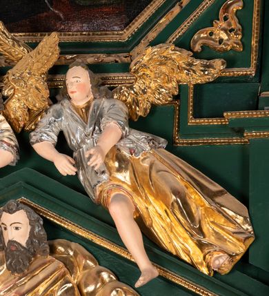 Zdjęcie nr 24: Ołtarz ustawiony na kamiennym podwyższeniu, przyścienny, architektoniczny, jednoosiowy, dwukondygnacyjny ze zwieńczeniem. Podstawa ołtarza skrzyniowa, na niej kamienna mensa z centralnie umieszczonym portatylem. Antepedium późne (secesyjne), datowane na odwrocie „1914”, ozdobione figurą anioła trzymającego wstęgę z napisem „AVE MARIA” i rzeźbionym ornamentem ze złoconych liści winogron i srebrzonych lilii. Retabulum jest flankowane dwiema parami ustawionych uskokowo i osadzonych na wysokich cokołach kolumn kompozytowych, ozdobionych główkami aniołków ujętych dekoracją małżowinową. Kolumny dźwigają belkowanie z wydatnym, przełamującym się gzymsem ozdobionym ornamentem małżowinowym. Nad belkowaniem trójkątny przyczółek z rzeźbioną figurą Boga Ojca w polu tympanonu i figurami aniołów na jego bokach. Druga kondygnacja ołtarza jest flankowana pojedynczymi kolumienkami i kanelowanymi pilasterkami korynckimi, ustawionymi na wysokich cokołach. Boki ozdobione uszami w kształcie małżowiny. Na zewnątrz kolumn, na osiach kolumn zewnętrznych niższej kondygnacji, ustawione na impostach figury: św. Kazimierza po lewej stronie, św. Stanisława po prawej. Kolumny podpierają belkowanie z przełamującym się gzymsem ozdobionym ornamentem małżowinowym, ponad którym zwieńczenie w formie przyczółka odcinkowego przerwanego. Łuk przyczółka profilowany z uskokami, dekorowany ornamentem małżowinowym. Pośrodku zwieńczenia, w przerwanym przyczółku rzeźba św. Michała Archanioła, ustawiona na wysokim cokole z dekoracją w formie bukietu granatów otoczonych liśćmi akantu. Po bokach, na osiach kolumn rzeźbione figury: św. Barbary po lewej stronie i św. Jana Chrzciciela po stronie prawej. Pomiędzy impostami kolumn, w predelli profilowana płycina w kształcie leżącego prostokąta z wyciętymi uskokowo górnymi narożnikami. W niej obraz olejny na płótnie (przyklejony do struktury) ze sceną Nawiedzenia św. Elżbiety. W polu środkowym pierwszej kondygnacji obraz z przedstawieniem Najświętszego Serca Pana Jezusa w profilowanej ramie w kształcie stojącego prostokąta, ozdobionej ornamentem małżowinowym. W drugiej kondygnacji  pole środkowe w kształcie prostokąta leżącego (zbliżonego do kwadratu), obwiedzione frezowaną ramką, z wpisaną w nią ramą o kształcie oktagonalnym, profilowaną i ozdobioną ornamentem małżowinowym, z obrazem przedstawiającym św. Antoniego. Strukturę retabulum, a także prostokątne płyciny zdobiące cokoły i tło kolumn, podkreślają frezowane ramki. Kolumny, pilastry, kapitele, ornamenty, obramienia płycin i belkowania, frezowane ramki złocone. Ramy obrazów złocone i polichromowane. Rzeźby złocone, srebrzone i polichromowane. 