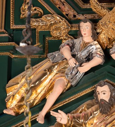 Zdjęcie nr 22: Ołtarz ustawiony na kamiennym podwyższeniu, przyścienny, architektoniczny, jednoosiowy, dwukondygnacyjny ze zwieńczeniem. Podstawa ołtarza skrzyniowa, na niej kamienna mensa z centralnie umieszczonym portatylem. Antepedium późne (secesyjne), datowane na odwrocie „1914”, ozdobione figurą anioła trzymającego wstęgę z napisem „AVE MARIA” i rzeźbionym ornamentem ze złoconych liści winogron i srebrzonych lilii. Retabulum jest flankowane dwiema parami ustawionych uskokowo i osadzonych na wysokich cokołach kolumn kompozytowych, ozdobionych główkami aniołków ujętych dekoracją małżowinową. Kolumny dźwigają belkowanie z wydatnym, przełamującym się gzymsem ozdobionym ornamentem małżowinowym. Nad belkowaniem trójkątny przyczółek z rzeźbioną figurą Boga Ojca w polu tympanonu i figurami aniołów na jego bokach. Druga kondygnacja ołtarza jest flankowana pojedynczymi kolumienkami i kanelowanymi pilasterkami korynckimi, ustawionymi na wysokich cokołach. Boki ozdobione uszami w kształcie małżowiny. Na zewnątrz kolumn, na osiach kolumn zewnętrznych niższej kondygnacji, ustawione na impostach figury: św. Kazimierza po lewej stronie, św. Stanisława po prawej. Kolumny podpierają belkowanie z przełamującym się gzymsem ozdobionym ornamentem małżowinowym, ponad którym zwieńczenie w formie przyczółka odcinkowego przerwanego. Łuk przyczółka profilowany z uskokami, dekorowany ornamentem małżowinowym. Pośrodku zwieńczenia, w przerwanym przyczółku rzeźba św. Michała Archanioła, ustawiona na wysokim cokole z dekoracją w formie bukietu granatów otoczonych liśćmi akantu. Po bokach, na osiach kolumn rzeźbione figury: św. Barbary po lewej stronie i św. Jana Chrzciciela po stronie prawej. Pomiędzy impostami kolumn, w predelli profilowana płycina w kształcie leżącego prostokąta z wyciętymi uskokowo górnymi narożnikami. W niej obraz olejny na płótnie (przyklejony do struktury) ze sceną Nawiedzenia św. Elżbiety. W polu środkowym pierwszej kondygnacji obraz z przedstawieniem Najświętszego Serca Pana Jezusa w profilowanej ramie w kształcie stojącego prostokąta, ozdobionej ornamentem małżowinowym. W drugiej kondygnacji  pole środkowe w kształcie prostokąta leżącego (zbliżonego do kwadratu), obwiedzione frezowaną ramką, z wpisaną w nią ramą o kształcie oktagonalnym, profilowaną i ozdobioną ornamentem małżowinowym, z obrazem przedstawiającym św. Antoniego. Strukturę retabulum, a także prostokątne płyciny zdobiące cokoły i tło kolumn, podkreślają frezowane ramki. Kolumny, pilastry, kapitele, ornamenty, obramienia płycin i belkowania, frezowane ramki złocone. Ramy obrazów złocone i polichromowane. Rzeźby złocone, srebrzone i polichromowane. 