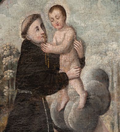 Zdjęcie nr 25: Ołtarz ustawiony na kamiennym podwyższeniu, przyścienny, architektoniczny, jednoosiowy, dwukondygnacyjny ze zwieńczeniem. Podstawa ołtarza skrzyniowa, na niej kamienna mensa z centralnie umieszczonym portatylem. Antepedium późne (secesyjne), datowane na odwrocie „1914”, ozdobione figurą anioła trzymającego wstęgę z napisem „AVE MARIA” i rzeźbionym ornamentem ze złoconych liści winogron i srebrzonych lilii. Retabulum jest flankowane dwiema parami ustawionych uskokowo i osadzonych na wysokich cokołach kolumn kompozytowych, ozdobionych główkami aniołków ujętych dekoracją małżowinową. Kolumny dźwigają belkowanie z wydatnym, przełamującym się gzymsem ozdobionym ornamentem małżowinowym. Nad belkowaniem trójkątny przyczółek z rzeźbioną figurą Boga Ojca w polu tympanonu i figurami aniołów na jego bokach. Druga kondygnacja ołtarza jest flankowana pojedynczymi kolumienkami i kanelowanymi pilasterkami korynckimi, ustawionymi na wysokich cokołach. Boki ozdobione uszami w kształcie małżowiny. Na zewnątrz kolumn, na osiach kolumn zewnętrznych niższej kondygnacji, ustawione na impostach figury: św. Kazimierza po lewej stronie, św. Stanisława po prawej. Kolumny podpierają belkowanie z przełamującym się gzymsem ozdobionym ornamentem małżowinowym, ponad którym zwieńczenie w formie przyczółka odcinkowego przerwanego. Łuk przyczółka profilowany z uskokami, dekorowany ornamentem małżowinowym. Pośrodku zwieńczenia, w przerwanym przyczółku rzeźba św. Michała Archanioła, ustawiona na wysokim cokole z dekoracją w formie bukietu granatów otoczonych liśćmi akantu. Po bokach, na osiach kolumn rzeźbione figury: św. Barbary po lewej stronie i św. Jana Chrzciciela po stronie prawej. Pomiędzy impostami kolumn, w predelli profilowana płycina w kształcie leżącego prostokąta z wyciętymi uskokowo górnymi narożnikami. W niej obraz olejny na płótnie (przyklejony do struktury) ze sceną Nawiedzenia św. Elżbiety. W polu środkowym pierwszej kondygnacji obraz z przedstawieniem Najświętszego Serca Pana Jezusa w profilowanej ramie w kształcie stojącego prostokąta, ozdobionej ornamentem małżowinowym. W drugiej kondygnacji  pole środkowe w kształcie prostokąta leżącego (zbliżonego do kwadratu), obwiedzione frezowaną ramką, z wpisaną w nią ramą o kształcie oktagonalnym, profilowaną i ozdobioną ornamentem małżowinowym, z obrazem przedstawiającym św. Antoniego. Strukturę retabulum, a także prostokątne płyciny zdobiące cokoły i tło kolumn, podkreślają frezowane ramki. Kolumny, pilastry, kapitele, ornamenty, obramienia płycin i belkowania, frezowane ramki złocone. Ramy obrazów złocone i polichromowane. Rzeźby złocone, srebrzone i polichromowane. 