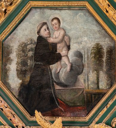 Zdjęcie nr 26: Ołtarz ustawiony na kamiennym podwyższeniu, przyścienny, architektoniczny, jednoosiowy, dwukondygnacyjny ze zwieńczeniem. Podstawa ołtarza skrzyniowa, na niej kamienna mensa z centralnie umieszczonym portatylem. Antepedium późne (secesyjne), datowane na odwrocie „1914”, ozdobione figurą anioła trzymającego wstęgę z napisem „AVE MARIA” i rzeźbionym ornamentem ze złoconych liści winogron i srebrzonych lilii. Retabulum jest flankowane dwiema parami ustawionych uskokowo i osadzonych na wysokich cokołach kolumn kompozytowych, ozdobionych główkami aniołków ujętych dekoracją małżowinową. Kolumny dźwigają belkowanie z wydatnym, przełamującym się gzymsem ozdobionym ornamentem małżowinowym. Nad belkowaniem trójkątny przyczółek z rzeźbioną figurą Boga Ojca w polu tympanonu i figurami aniołów na jego bokach. Druga kondygnacja ołtarza jest flankowana pojedynczymi kolumienkami i kanelowanymi pilasterkami korynckimi, ustawionymi na wysokich cokołach. Boki ozdobione uszami w kształcie małżowiny. Na zewnątrz kolumn, na osiach kolumn zewnętrznych niższej kondygnacji, ustawione na impostach figury: św. Kazimierza po lewej stronie, św. Stanisława po prawej. Kolumny podpierają belkowanie z przełamującym się gzymsem ozdobionym ornamentem małżowinowym, ponad którym zwieńczenie w formie przyczółka odcinkowego przerwanego. Łuk przyczółka profilowany z uskokami, dekorowany ornamentem małżowinowym. Pośrodku zwieńczenia, w przerwanym przyczółku rzeźba św. Michała Archanioła, ustawiona na wysokim cokole z dekoracją w formie bukietu granatów otoczonych liśćmi akantu. Po bokach, na osiach kolumn rzeźbione figury: św. Barbary po lewej stronie i św. Jana Chrzciciela po stronie prawej. Pomiędzy impostami kolumn, w predelli profilowana płycina w kształcie leżącego prostokąta z wyciętymi uskokowo górnymi narożnikami. W niej obraz olejny na płótnie (przyklejony do struktury) ze sceną Nawiedzenia św. Elżbiety. W polu środkowym pierwszej kondygnacji obraz z przedstawieniem Najświętszego Serca Pana Jezusa w profilowanej ramie w kształcie stojącego prostokąta, ozdobionej ornamentem małżowinowym. W drugiej kondygnacji  pole środkowe w kształcie prostokąta leżącego (zbliżonego do kwadratu), obwiedzione frezowaną ramką, z wpisaną w nią ramą o kształcie oktagonalnym, profilowaną i ozdobioną ornamentem małżowinowym, z obrazem przedstawiającym św. Antoniego. Strukturę retabulum, a także prostokątne płyciny zdobiące cokoły i tło kolumn, podkreślają frezowane ramki. Kolumny, pilastry, kapitele, ornamenty, obramienia płycin i belkowania, frezowane ramki złocone. Ramy obrazów złocone i polichromowane. Rzeźby złocone, srebrzone i polichromowane. 