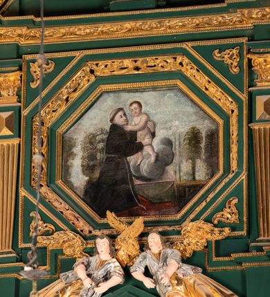 Zdjęcie nr 27: Ołtarz ustawiony na kamiennym podwyższeniu, przyścienny, architektoniczny, jednoosiowy, dwukondygnacyjny ze zwieńczeniem. Podstawa ołtarza skrzyniowa, na niej kamienna mensa z centralnie umieszczonym portatylem. Antepedium późne (secesyjne), datowane na odwrocie „1914”, ozdobione figurą anioła trzymającego wstęgę z napisem „AVE MARIA” i rzeźbionym ornamentem ze złoconych liści winogron i srebrzonych lilii. Retabulum jest flankowane dwiema parami ustawionych uskokowo i osadzonych na wysokich cokołach kolumn kompozytowych, ozdobionych główkami aniołków ujętych dekoracją małżowinową. Kolumny dźwigają belkowanie z wydatnym, przełamującym się gzymsem ozdobionym ornamentem małżowinowym. Nad belkowaniem trójkątny przyczółek z rzeźbioną figurą Boga Ojca w polu tympanonu i figurami aniołów na jego bokach. Druga kondygnacja ołtarza jest flankowana pojedynczymi kolumienkami i kanelowanymi pilasterkami korynckimi, ustawionymi na wysokich cokołach. Boki ozdobione uszami w kształcie małżowiny. Na zewnątrz kolumn, na osiach kolumn zewnętrznych niższej kondygnacji, ustawione na impostach figury: św. Kazimierza po lewej stronie, św. Stanisława po prawej. Kolumny podpierają belkowanie z przełamującym się gzymsem ozdobionym ornamentem małżowinowym, ponad którym zwieńczenie w formie przyczółka odcinkowego przerwanego. Łuk przyczółka profilowany z uskokami, dekorowany ornamentem małżowinowym. Pośrodku zwieńczenia, w przerwanym przyczółku rzeźba św. Michała Archanioła, ustawiona na wysokim cokole z dekoracją w formie bukietu granatów otoczonych liśćmi akantu. Po bokach, na osiach kolumn rzeźbione figury: św. Barbary po lewej stronie i św. Jana Chrzciciela po stronie prawej. Pomiędzy impostami kolumn, w predelli profilowana płycina w kształcie leżącego prostokąta z wyciętymi uskokowo górnymi narożnikami. W niej obraz olejny na płótnie (przyklejony do struktury) ze sceną Nawiedzenia św. Elżbiety. W polu środkowym pierwszej kondygnacji obraz z przedstawieniem Najświętszego Serca Pana Jezusa w profilowanej ramie w kształcie stojącego prostokąta, ozdobionej ornamentem małżowinowym. W drugiej kondygnacji  pole środkowe w kształcie prostokąta leżącego (zbliżonego do kwadratu), obwiedzione frezowaną ramką, z wpisaną w nią ramą o kształcie oktagonalnym, profilowaną i ozdobioną ornamentem małżowinowym, z obrazem przedstawiającym św. Antoniego. Strukturę retabulum, a także prostokątne płyciny zdobiące cokoły i tło kolumn, podkreślają frezowane ramki. Kolumny, pilastry, kapitele, ornamenty, obramienia płycin i belkowania, frezowane ramki złocone. Ramy obrazów złocone i polichromowane. Rzeźby złocone, srebrzone i polichromowane. 