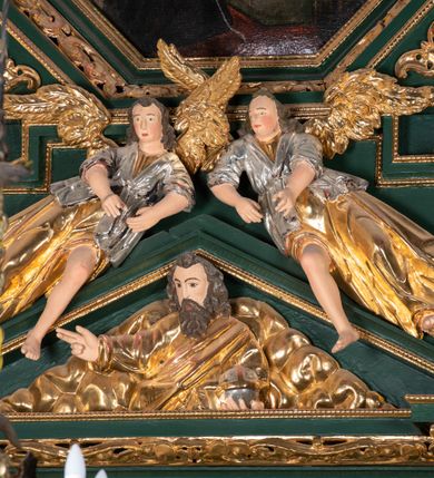 Zdjęcie nr 28: Ołtarz ustawiony na kamiennym podwyższeniu, przyścienny, architektoniczny, jednoosiowy, dwukondygnacyjny ze zwieńczeniem. Podstawa ołtarza skrzyniowa, na niej kamienna mensa z centralnie umieszczonym portatylem. Antepedium późne (secesyjne), datowane na odwrocie „1914”, ozdobione figurą anioła trzymającego wstęgę z napisem „AVE MARIA” i rzeźbionym ornamentem ze złoconych liści winogron i srebrzonych lilii. Retabulum jest flankowane dwiema parami ustawionych uskokowo i osadzonych na wysokich cokołach kolumn kompozytowych, ozdobionych główkami aniołków ujętych dekoracją małżowinową. Kolumny dźwigają belkowanie z wydatnym, przełamującym się gzymsem ozdobionym ornamentem małżowinowym. Nad belkowaniem trójkątny przyczółek z rzeźbioną figurą Boga Ojca w polu tympanonu i figurami aniołów na jego bokach. Druga kondygnacja ołtarza jest flankowana pojedynczymi kolumienkami i kanelowanymi pilasterkami korynckimi, ustawionymi na wysokich cokołach. Boki ozdobione uszami w kształcie małżowiny. Na zewnątrz kolumn, na osiach kolumn zewnętrznych niższej kondygnacji, ustawione na impostach figury: św. Kazimierza po lewej stronie, św. Stanisława po prawej. Kolumny podpierają belkowanie z przełamującym się gzymsem ozdobionym ornamentem małżowinowym, ponad którym zwieńczenie w formie przyczółka odcinkowego przerwanego. Łuk przyczółka profilowany z uskokami, dekorowany ornamentem małżowinowym. Pośrodku zwieńczenia, w przerwanym przyczółku rzeźba św. Michała Archanioła, ustawiona na wysokim cokole z dekoracją w formie bukietu granatów otoczonych liśćmi akantu. Po bokach, na osiach kolumn rzeźbione figury: św. Barbary po lewej stronie i św. Jana Chrzciciela po stronie prawej. Pomiędzy impostami kolumn, w predelli profilowana płycina w kształcie leżącego prostokąta z wyciętymi uskokowo górnymi narożnikami. W niej obraz olejny na płótnie (przyklejony do struktury) ze sceną Nawiedzenia św. Elżbiety. W polu środkowym pierwszej kondygnacji obraz z przedstawieniem Najświętszego Serca Pana Jezusa w profilowanej ramie w kształcie stojącego prostokąta, ozdobionej ornamentem małżowinowym. W drugiej kondygnacji  pole środkowe w kształcie prostokąta leżącego (zbliżonego do kwadratu), obwiedzione frezowaną ramką, z wpisaną w nią ramą o kształcie oktagonalnym, profilowaną i ozdobioną ornamentem małżowinowym, z obrazem przedstawiającym św. Antoniego. Strukturę retabulum, a także prostokątne płyciny zdobiące cokoły i tło kolumn, podkreślają frezowane ramki. Kolumny, pilastry, kapitele, ornamenty, obramienia płycin i belkowania, frezowane ramki złocone. Ramy obrazów złocone i polichromowane. Rzeźby złocone, srebrzone i polichromowane. 