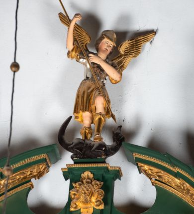 Zdjęcie nr 29: Ołtarz ustawiony na kamiennym podwyższeniu, przyścienny, architektoniczny, jednoosiowy, dwukondygnacyjny ze zwieńczeniem. Podstawa ołtarza skrzyniowa, na niej kamienna mensa z centralnie umieszczonym portatylem. Antepedium późne (secesyjne), datowane na odwrocie „1914”, ozdobione figurą anioła trzymającego wstęgę z napisem „AVE MARIA” i rzeźbionym ornamentem ze złoconych liści winogron i srebrzonych lilii. Retabulum jest flankowane dwiema parami ustawionych uskokowo i osadzonych na wysokich cokołach kolumn kompozytowych, ozdobionych główkami aniołków ujętych dekoracją małżowinową. Kolumny dźwigają belkowanie z wydatnym, przełamującym się gzymsem ozdobionym ornamentem małżowinowym. Nad belkowaniem trójkątny przyczółek z rzeźbioną figurą Boga Ojca w polu tympanonu i figurami aniołów na jego bokach. Druga kondygnacja ołtarza jest flankowana pojedynczymi kolumienkami i kanelowanymi pilasterkami korynckimi, ustawionymi na wysokich cokołach. Boki ozdobione uszami w kształcie małżowiny. Na zewnątrz kolumn, na osiach kolumn zewnętrznych niższej kondygnacji, ustawione na impostach figury: św. Kazimierza po lewej stronie, św. Stanisława po prawej. Kolumny podpierają belkowanie z przełamującym się gzymsem ozdobionym ornamentem małżowinowym, ponad którym zwieńczenie w formie przyczółka odcinkowego przerwanego. Łuk przyczółka profilowany z uskokami, dekorowany ornamentem małżowinowym. Pośrodku zwieńczenia, w przerwanym przyczółku rzeźba św. Michała Archanioła, ustawiona na wysokim cokole z dekoracją w formie bukietu granatów otoczonych liśćmi akantu. Po bokach, na osiach kolumn rzeźbione figury: św. Barbary po lewej stronie i św. Jana Chrzciciela po stronie prawej. Pomiędzy impostami kolumn, w predelli profilowana płycina w kształcie leżącego prostokąta z wyciętymi uskokowo górnymi narożnikami. W niej obraz olejny na płótnie (przyklejony do struktury) ze sceną Nawiedzenia św. Elżbiety. W polu środkowym pierwszej kondygnacji obraz z przedstawieniem Najświętszego Serca Pana Jezusa w profilowanej ramie w kształcie stojącego prostokąta, ozdobionej ornamentem małżowinowym. W drugiej kondygnacji  pole środkowe w kształcie prostokąta leżącego (zbliżonego do kwadratu), obwiedzione frezowaną ramką, z wpisaną w nią ramą o kształcie oktagonalnym, profilowaną i ozdobioną ornamentem małżowinowym, z obrazem przedstawiającym św. Antoniego. Strukturę retabulum, a także prostokątne płyciny zdobiące cokoły i tło kolumn, podkreślają frezowane ramki. Kolumny, pilastry, kapitele, ornamenty, obramienia płycin i belkowania, frezowane ramki złocone. Ramy obrazów złocone i polichromowane. Rzeźby złocone, srebrzone i polichromowane. 