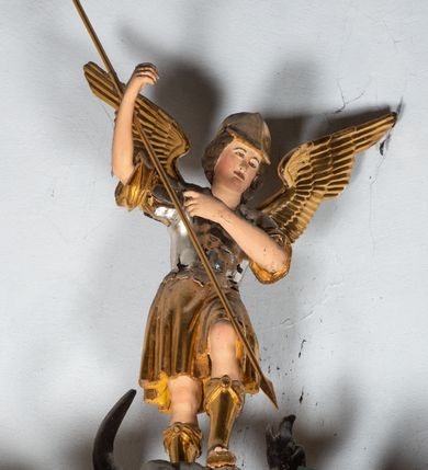 Zdjęcie nr 30: Ołtarz ustawiony na kamiennym podwyższeniu, przyścienny, architektoniczny, jednoosiowy, dwukondygnacyjny ze zwieńczeniem. Podstawa ołtarza skrzyniowa, na niej kamienna mensa z centralnie umieszczonym portatylem. Antepedium późne (secesyjne), datowane na odwrocie „1914”, ozdobione figurą anioła trzymającego wstęgę z napisem „AVE MARIA” i rzeźbionym ornamentem ze złoconych liści winogron i srebrzonych lilii. Retabulum jest flankowane dwiema parami ustawionych uskokowo i osadzonych na wysokich cokołach kolumn kompozytowych, ozdobionych główkami aniołków ujętych dekoracją małżowinową. Kolumny dźwigają belkowanie z wydatnym, przełamującym się gzymsem ozdobionym ornamentem małżowinowym. Nad belkowaniem trójkątny przyczółek z rzeźbioną figurą Boga Ojca w polu tympanonu i figurami aniołów na jego bokach. Druga kondygnacja ołtarza jest flankowana pojedynczymi kolumienkami i kanelowanymi pilasterkami korynckimi, ustawionymi na wysokich cokołach. Boki ozdobione uszami w kształcie małżowiny. Na zewnątrz kolumn, na osiach kolumn zewnętrznych niższej kondygnacji, ustawione na impostach figury: św. Kazimierza po lewej stronie, św. Stanisława po prawej. Kolumny podpierają belkowanie z przełamującym się gzymsem ozdobionym ornamentem małżowinowym, ponad którym zwieńczenie w formie przyczółka odcinkowego przerwanego. Łuk przyczółka profilowany z uskokami, dekorowany ornamentem małżowinowym. Pośrodku zwieńczenia, w przerwanym przyczółku rzeźba św. Michała Archanioła, ustawiona na wysokim cokole z dekoracją w formie bukietu granatów otoczonych liśćmi akantu. Po bokach, na osiach kolumn rzeźbione figury: św. Barbary po lewej stronie i św. Jana Chrzciciela po stronie prawej. Pomiędzy impostami kolumn, w predelli profilowana płycina w kształcie leżącego prostokąta z wyciętymi uskokowo górnymi narożnikami. W niej obraz olejny na płótnie (przyklejony do struktury) ze sceną Nawiedzenia św. Elżbiety. W polu środkowym pierwszej kondygnacji obraz z przedstawieniem Najświętszego Serca Pana Jezusa w profilowanej ramie w kształcie stojącego prostokąta, ozdobionej ornamentem małżowinowym. W drugiej kondygnacji  pole środkowe w kształcie prostokąta leżącego (zbliżonego do kwadratu), obwiedzione frezowaną ramką, z wpisaną w nią ramą o kształcie oktagonalnym, profilowaną i ozdobioną ornamentem małżowinowym, z obrazem przedstawiającym św. Antoniego. Strukturę retabulum, a także prostokątne płyciny zdobiące cokoły i tło kolumn, podkreślają frezowane ramki. Kolumny, pilastry, kapitele, ornamenty, obramienia płycin i belkowania, frezowane ramki złocone. Ramy obrazów złocone i polichromowane. Rzeźby złocone, srebrzone i polichromowane. 