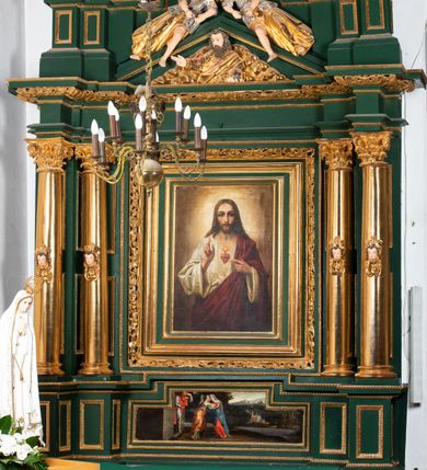 Zdjęcie nr 1: Ołtarz ustawiony na kamiennym podwyższeniu, przyścienny, architektoniczny, jednoosiowy, dwukondygnacyjny ze zwieńczeniem. Podstawa ołtarza skrzyniowa, na niej kamienna mensa z centralnie umieszczonym portatylem. Antepedium późne (secesyjne), datowane na odwrocie „1914”, ozdobione figurą anioła trzymającego wstęgę z napisem „AVE MARIA” i rzeźbionym ornamentem ze złoconych liści winogron i srebrzonych lilii. Retabulum jest flankowane dwiema parami ustawionych uskokowo i osadzonych na wysokich cokołach kolumn kompozytowych, ozdobionych główkami aniołków ujętych dekoracją małżowinową. Kolumny dźwigają belkowanie z wydatnym, przełamującym się gzymsem ozdobionym ornamentem małżowinowym. Nad belkowaniem trójkątny przyczółek z rzeźbioną figurą Boga Ojca w polu tympanonu i figurami aniołów na jego bokach. Druga kondygnacja ołtarza jest flankowana pojedynczymi kolumienkami i kanelowanymi pilasterkami korynckimi, ustawionymi na wysokich cokołach. Boki ozdobione uszami w kształcie małżowiny. Na zewnątrz kolumn, na osiach kolumn zewnętrznych niższej kondygnacji, ustawione na impostach figury: św. Kazimierza po lewej stronie, św. Stanisława po prawej. Kolumny podpierają belkowanie z przełamującym się gzymsem ozdobionym ornamentem małżowinowym, ponad którym zwieńczenie w formie przyczółka odcinkowego przerwanego. Łuk przyczółka profilowany z uskokami, dekorowany ornamentem małżowinowym. Pośrodku zwieńczenia, w przerwanym przyczółku rzeźba św. Michała Archanioła, ustawiona na wysokim cokole z dekoracją w formie bukietu granatów otoczonych liśćmi akantu. Po bokach, na osiach kolumn rzeźbione figury: św. Barbary po lewej stronie i św. Jana Chrzciciela po stronie prawej. Pomiędzy impostami kolumn, w predelli profilowana płycina w kształcie leżącego prostokąta z wyciętymi uskokowo górnymi narożnikami. W niej obraz olejny na płótnie (przyklejony do struktury) ze sceną Nawiedzenia św. Elżbiety. W polu środkowym pierwszej kondygnacji obraz z przedstawieniem Najświętszego Serca Pana Jezusa w profilowanej ramie w kształcie stojącego prostokąta, ozdobionej ornamentem małżowinowym. W drugiej kondygnacji  pole środkowe w kształcie prostokąta leżącego (zbliżonego do kwadratu), obwiedzione frezowaną ramką, z wpisaną w nią ramą o kształcie oktagonalnym, profilowaną i ozdobioną ornamentem małżowinowym, z obrazem przedstawiającym św. Antoniego. Strukturę retabulum, a także prostokątne płyciny zdobiące cokoły i tło kolumn, podkreślają frezowane ramki. Kolumny, pilastry, kapitele, ornamenty, obramienia płycin i belkowania, frezowane ramki złocone. Ramy obrazów złocone i polichromowane. Rzeźby złocone, srebrzone i polichromowane. 