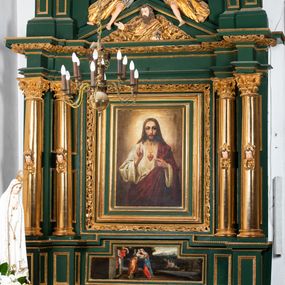 Zdjęcie nr 1: Ołtarz ustawiony na kamiennym podwyższeniu, przyścienny, architektoniczny, jednoosiowy, dwukondygnacyjny ze zwieńczeniem. Podstawa ołtarza skrzyniowa, na niej kamienna mensa z centralnie umieszczonym portatylem. Antepedium późne (secesyjne), datowane na odwrocie „1914”, ozdobione figurą anioła trzymającego wstęgę z napisem „AVE MARIA” i rzeźbionym ornamentem ze złoconych liści winogron i srebrzonych lilii. Retabulum jest flankowane dwiema parami ustawionych uskokowo i osadzonych na wysokich cokołach kolumn kompozytowych, ozdobionych główkami aniołków ujętych dekoracją małżowinową. Kolumny dźwigają belkowanie z wydatnym, przełamującym się gzymsem ozdobionym ornamentem małżowinowym. Nad belkowaniem trójkątny przyczółek z rzeźbioną figurą Boga Ojca w polu tympanonu i figurami aniołów na jego bokach. Druga kondygnacja ołtarza jest flankowana pojedynczymi kolumienkami i kanelowanymi pilasterkami korynckimi, ustawionymi na wysokich cokołach. Boki ozdobione uszami w kształcie małżowiny. Na zewnątrz kolumn, na osiach kolumn zewnętrznych niższej kondygnacji, ustawione na impostach figury: św. Kazimierza po lewej stronie, św. Stanisława po prawej. Kolumny podpierają belkowanie z przełamującym się gzymsem ozdobionym ornamentem małżowinowym, ponad którym zwieńczenie w formie przyczółka odcinkowego przerwanego. Łuk przyczółka profilowany z uskokami, dekorowany ornamentem małżowinowym. Pośrodku zwieńczenia, w przerwanym przyczółku rzeźba św. Michała Archanioła, ustawiona na wysokim cokole z dekoracją w formie bukietu granatów otoczonych liśćmi akantu. Po bokach, na osiach kolumn rzeźbione figury: św. Barbary po lewej stronie i św. Jana Chrzciciela po stronie prawej. Pomiędzy impostami kolumn, w predelli profilowana płycina w kształcie leżącego prostokąta z wyciętymi uskokowo górnymi narożnikami. W niej obraz olejny na płótnie (przyklejony do struktury) ze sceną Nawiedzenia św. Elżbiety. W polu środkowym pierwszej kondygnacji obraz z przedstawieniem Najświętszego Serca Pana Jezusa w profilowanej ramie w kształcie stojącego prostokąta, ozdobionej ornamentem małżowinowym. W drugiej kondygnacji  pole środkowe w kształcie prostokąta leżącego (zbliżonego do kwadratu), obwiedzione frezowaną ramką, z wpisaną w nią ramą o kształcie oktagonalnym, profilowaną i ozdobioną ornamentem małżowinowym, z obrazem przedstawiającym św. Antoniego. Strukturę retabulum, a także prostokątne płyciny zdobiące cokoły i tło kolumn, podkreślają frezowane ramki. Kolumny, pilastry, kapitele, ornamenty, obramienia płycin i belkowania, frezowane ramki złocone. Ramy obrazów złocone i polichromowane. Rzeźby złocone, srebrzone i polichromowane. 