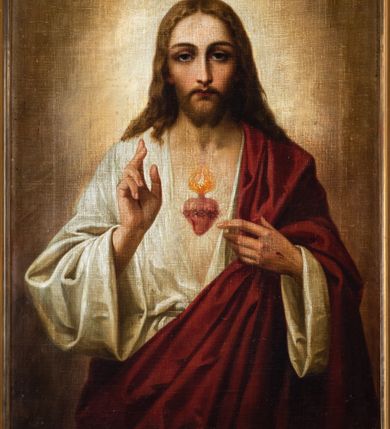 Zdjęcie nr 32: Ołtarz ustawiony na kamiennym podwyższeniu, przyścienny, architektoniczny, jednoosiowy, dwukondygnacyjny ze zwieńczeniem. Podstawa ołtarza skrzyniowa, na niej kamienna mensa z centralnie umieszczonym portatylem. Antepedium późne (secesyjne), datowane na odwrocie „1914”, ozdobione figurą anioła trzymającego wstęgę z napisem „AVE MARIA” i rzeźbionym ornamentem ze złoconych liści winogron i srebrzonych lilii. Retabulum jest flankowane dwiema parami ustawionych uskokowo i osadzonych na wysokich cokołach kolumn kompozytowych, ozdobionych główkami aniołków ujętych dekoracją małżowinową. Kolumny dźwigają belkowanie z wydatnym, przełamującym się gzymsem ozdobionym ornamentem małżowinowym. Nad belkowaniem trójkątny przyczółek z rzeźbioną figurą Boga Ojca w polu tympanonu i figurami aniołów na jego bokach. Druga kondygnacja ołtarza jest flankowana pojedynczymi kolumienkami i kanelowanymi pilasterkami korynckimi, ustawionymi na wysokich cokołach. Boki ozdobione uszami w kształcie małżowiny. Na zewnątrz kolumn, na osiach kolumn zewnętrznych niższej kondygnacji, ustawione na impostach figury: św. Kazimierza po lewej stronie, św. Stanisława po prawej. Kolumny podpierają belkowanie z przełamującym się gzymsem ozdobionym ornamentem małżowinowym, ponad którym zwieńczenie w formie przyczółka odcinkowego przerwanego. Łuk przyczółka profilowany z uskokami, dekorowany ornamentem małżowinowym. Pośrodku zwieńczenia, w przerwanym przyczółku rzeźba św. Michała Archanioła, ustawiona na wysokim cokole z dekoracją w formie bukietu granatów otoczonych liśćmi akantu. Po bokach, na osiach kolumn rzeźbione figury: św. Barbary po lewej stronie i św. Jana Chrzciciela po stronie prawej. Pomiędzy impostami kolumn, w predelli profilowana płycina w kształcie leżącego prostokąta z wyciętymi uskokowo górnymi narożnikami. W niej obraz olejny na płótnie (przyklejony do struktury) ze sceną Nawiedzenia św. Elżbiety. W polu środkowym pierwszej kondygnacji obraz z przedstawieniem Najświętszego Serca Pana Jezusa w profilowanej ramie w kształcie stojącego prostokąta, ozdobionej ornamentem małżowinowym. W drugiej kondygnacji  pole środkowe w kształcie prostokąta leżącego (zbliżonego do kwadratu), obwiedzione frezowaną ramką, z wpisaną w nią ramą o kształcie oktagonalnym, profilowaną i ozdobioną ornamentem małżowinowym, z obrazem przedstawiającym św. Antoniego. Strukturę retabulum, a także prostokątne płyciny zdobiące cokoły i tło kolumn, podkreślają frezowane ramki. Kolumny, pilastry, kapitele, ornamenty, obramienia płycin i belkowania, frezowane ramki złocone. Ramy obrazów złocone i polichromowane. Rzeźby złocone, srebrzone i polichromowane. 