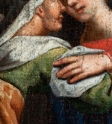 Zdjęcie nr 42: Ołtarz ustawiony na kamiennym podwyższeniu, przyścienny, architektoniczny, jednoosiowy, dwukondygnacyjny ze zwieńczeniem. Podstawa ołtarza skrzyniowa, na niej kamienna mensa z centralnie umieszczonym portatylem. Antepedium późne (secesyjne), datowane na odwrocie „1914”, ozdobione figurą anioła trzymającego wstęgę z napisem „AVE MARIA” i rzeźbionym ornamentem ze złoconych liści winogron i srebrzonych lilii. Retabulum jest flankowane dwiema parami ustawionych uskokowo i osadzonych na wysokich cokołach kolumn kompozytowych, ozdobionych główkami aniołków ujętych dekoracją małżowinową. Kolumny dźwigają belkowanie z wydatnym, przełamującym się gzymsem ozdobionym ornamentem małżowinowym. Nad belkowaniem trójkątny przyczółek z rzeźbioną figurą Boga Ojca w polu tympanonu i figurami aniołów na jego bokach. Druga kondygnacja ołtarza jest flankowana pojedynczymi kolumienkami i kanelowanymi pilasterkami korynckimi, ustawionymi na wysokich cokołach. Boki ozdobione uszami w kształcie małżowiny. Na zewnątrz kolumn, na osiach kolumn zewnętrznych niższej kondygnacji, ustawione na impostach figury: św. Kazimierza po lewej stronie, św. Stanisława po prawej. Kolumny podpierają belkowanie z przełamującym się gzymsem ozdobionym ornamentem małżowinowym, ponad którym zwieńczenie w formie przyczółka odcinkowego przerwanego. Łuk przyczółka profilowany z uskokami, dekorowany ornamentem małżowinowym. Pośrodku zwieńczenia, w przerwanym przyczółku rzeźba św. Michała Archanioła, ustawiona na wysokim cokole z dekoracją w formie bukietu granatów otoczonych liśćmi akantu. Po bokach, na osiach kolumn rzeźbione figury: św. Barbary po lewej stronie i św. Jana Chrzciciela po stronie prawej. Pomiędzy impostami kolumn, w predelli profilowana płycina w kształcie leżącego prostokąta z wyciętymi uskokowo górnymi narożnikami. W niej obraz olejny na płótnie (przyklejony do struktury) ze sceną Nawiedzenia św. Elżbiety. W polu środkowym pierwszej kondygnacji obraz z przedstawieniem Najświętszego Serca Pana Jezusa w profilowanej ramie w kształcie stojącego prostokąta, ozdobionej ornamentem małżowinowym. W drugiej kondygnacji  pole środkowe w kształcie prostokąta leżącego (zbliżonego do kwadratu), obwiedzione frezowaną ramką, z wpisaną w nią ramą o kształcie oktagonalnym, profilowaną i ozdobioną ornamentem małżowinowym, z obrazem przedstawiającym św. Antoniego. Strukturę retabulum, a także prostokątne płyciny zdobiące cokoły i tło kolumn, podkreślają frezowane ramki. Kolumny, pilastry, kapitele, ornamenty, obramienia płycin i belkowania, frezowane ramki złocone. Ramy obrazów złocone i polichromowane. Rzeźby złocone, srebrzone i polichromowane. 