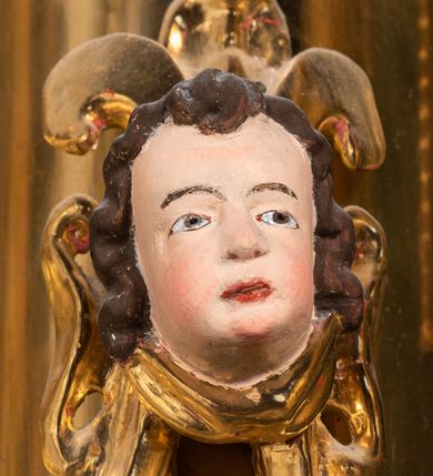 Zdjęcie nr 64: Ołtarz ustawiony na kamiennym podwyższeniu, przyścienny, architektoniczny, jednoosiowy, dwukondygnacyjny ze zwieńczeniem. Podstawa ołtarza skrzyniowa, na niej kamienna mensa z centralnie umieszczonym portatylem. Antepedium późne (secesyjne), datowane na odwrocie „1914”, ozdobione figurą anioła trzymającego wstęgę z napisem „AVE MARIA” i rzeźbionym ornamentem ze złoconych liści winogron i srebrzonych lilii. Retabulum jest flankowane dwiema parami ustawionych uskokowo i osadzonych na wysokich cokołach kolumn kompozytowych, ozdobionych główkami aniołków ujętych dekoracją małżowinową. Kolumny dźwigają belkowanie z wydatnym, przełamującym się gzymsem ozdobionym ornamentem małżowinowym. Nad belkowaniem trójkątny przyczółek z rzeźbioną figurą Boga Ojca w polu tympanonu i figurami aniołów na jego bokach. Druga kondygnacja ołtarza jest flankowana pojedynczymi kolumienkami i kanelowanymi pilasterkami korynckimi, ustawionymi na wysokich cokołach. Boki ozdobione uszami w kształcie małżowiny. Na zewnątrz kolumn, na osiach kolumn zewnętrznych niższej kondygnacji, ustawione na impostach figury: św. Kazimierza po lewej stronie, św. Stanisława po prawej. Kolumny podpierają belkowanie z przełamującym się gzymsem ozdobionym ornamentem małżowinowym, ponad którym zwieńczenie w formie przyczółka odcinkowego przerwanego. Łuk przyczółka profilowany z uskokami, dekorowany ornamentem małżowinowym. Pośrodku zwieńczenia, w przerwanym przyczółku rzeźba św. Michała Archanioła, ustawiona na wysokim cokole z dekoracją w formie bukietu granatów otoczonych liśćmi akantu. Po bokach, na osiach kolumn rzeźbione figury: św. Barbary po lewej stronie i św. Jana Chrzciciela po stronie prawej. Pomiędzy impostami kolumn, w predelli profilowana płycina w kształcie leżącego prostokąta z wyciętymi uskokowo górnymi narożnikami. W niej obraz olejny na płótnie (przyklejony do struktury) ze sceną Nawiedzenia św. Elżbiety. W polu środkowym pierwszej kondygnacji obraz z przedstawieniem Najświętszego Serca Pana Jezusa w profilowanej ramie w kształcie stojącego prostokąta, ozdobionej ornamentem małżowinowym. W drugiej kondygnacji  pole środkowe w kształcie prostokąta leżącego (zbliżonego do kwadratu), obwiedzione frezowaną ramką, z wpisaną w nią ramą o kształcie oktagonalnym, profilowaną i ozdobioną ornamentem małżowinowym, z obrazem przedstawiającym św. Antoniego. Strukturę retabulum, a także prostokątne płyciny zdobiące cokoły i tło kolumn, podkreślają frezowane ramki. Kolumny, pilastry, kapitele, ornamenty, obramienia płycin i belkowania, frezowane ramki złocone. Ramy obrazów złocone i polichromowane. Rzeźby złocone, srebrzone i polichromowane. 